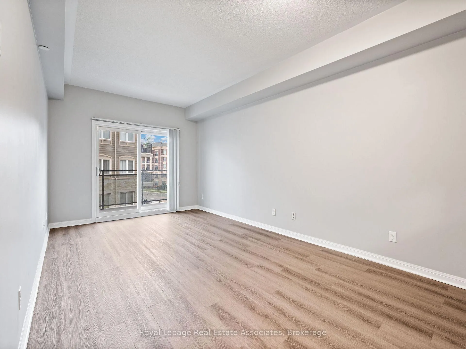 Photo 5 of Unit 304, 3075 Thomas Street, Mississauga, Churchill Meadows — HOMEH