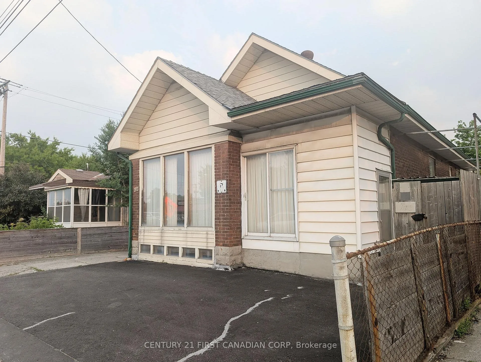 Front of 1169 Oxford Street E
