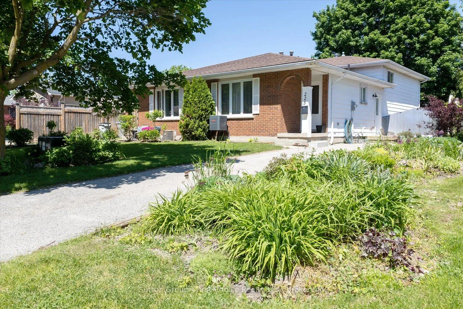 Front of 225 Huron Street S