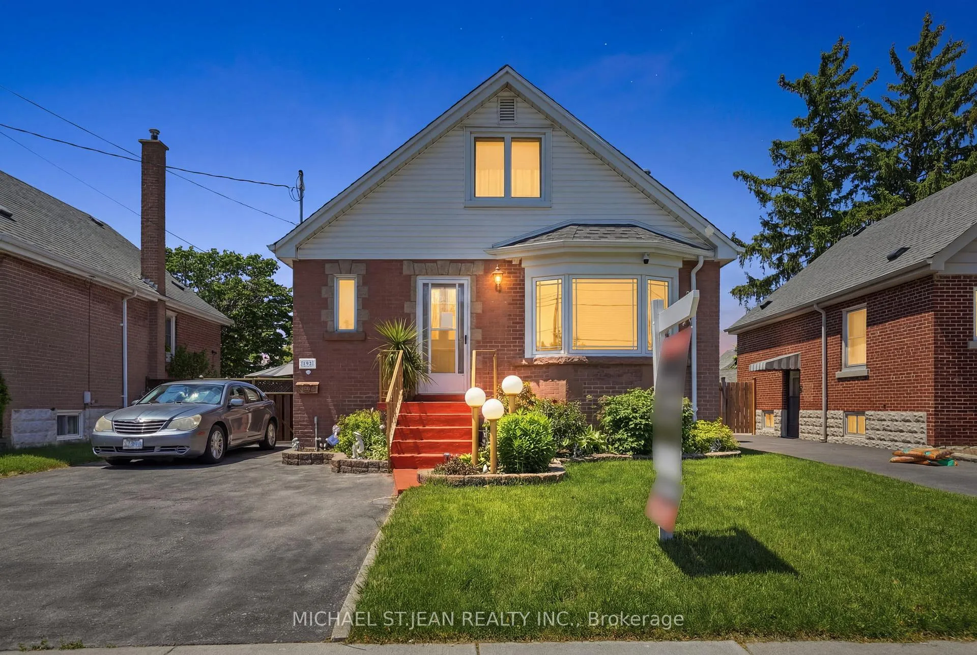 Front of 192 Parkdale Avenue S