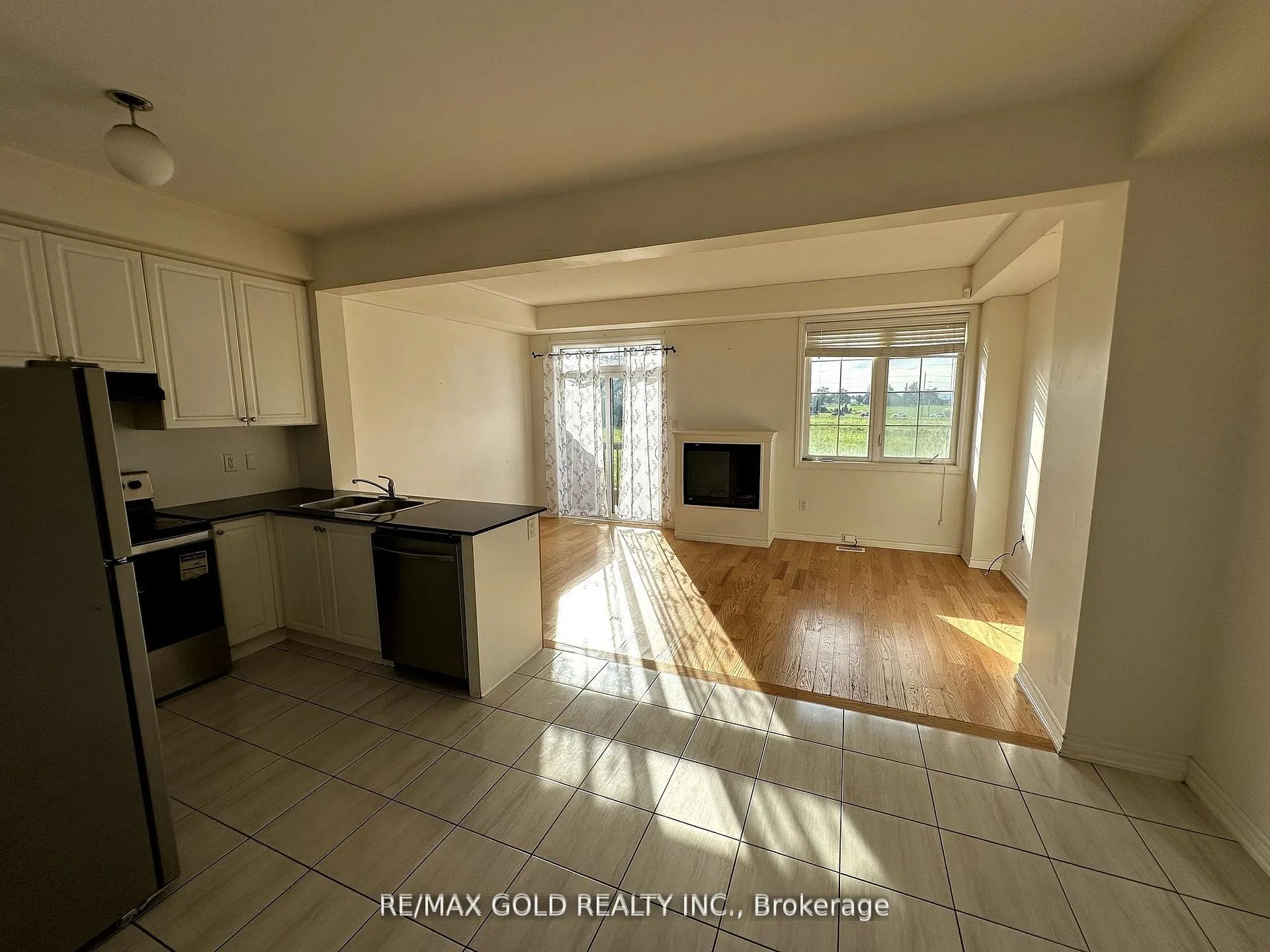 Photo 4 of 48 Agava Crescent, Brampton, Northwest Brampton — HOMEH