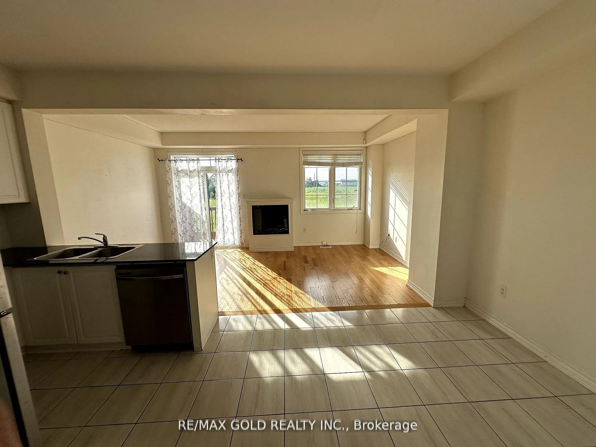 Photo 5 of 48 Agava Crescent, Brampton, Northwest Brampton — HOMEH