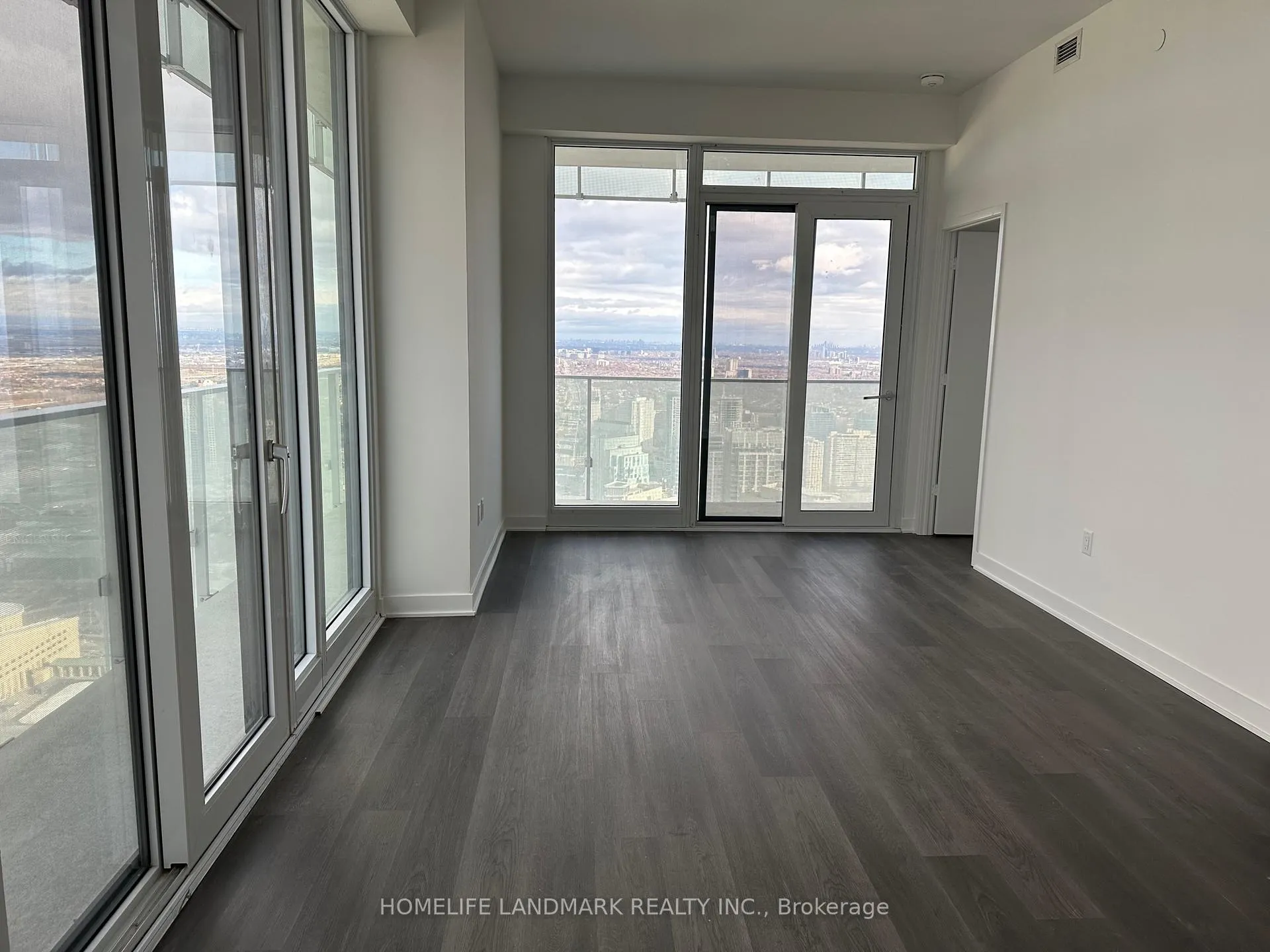 Photo 3 of Unit 5410, 3900 Confederation Parkway, Mississauga, City Centre — HOMEH