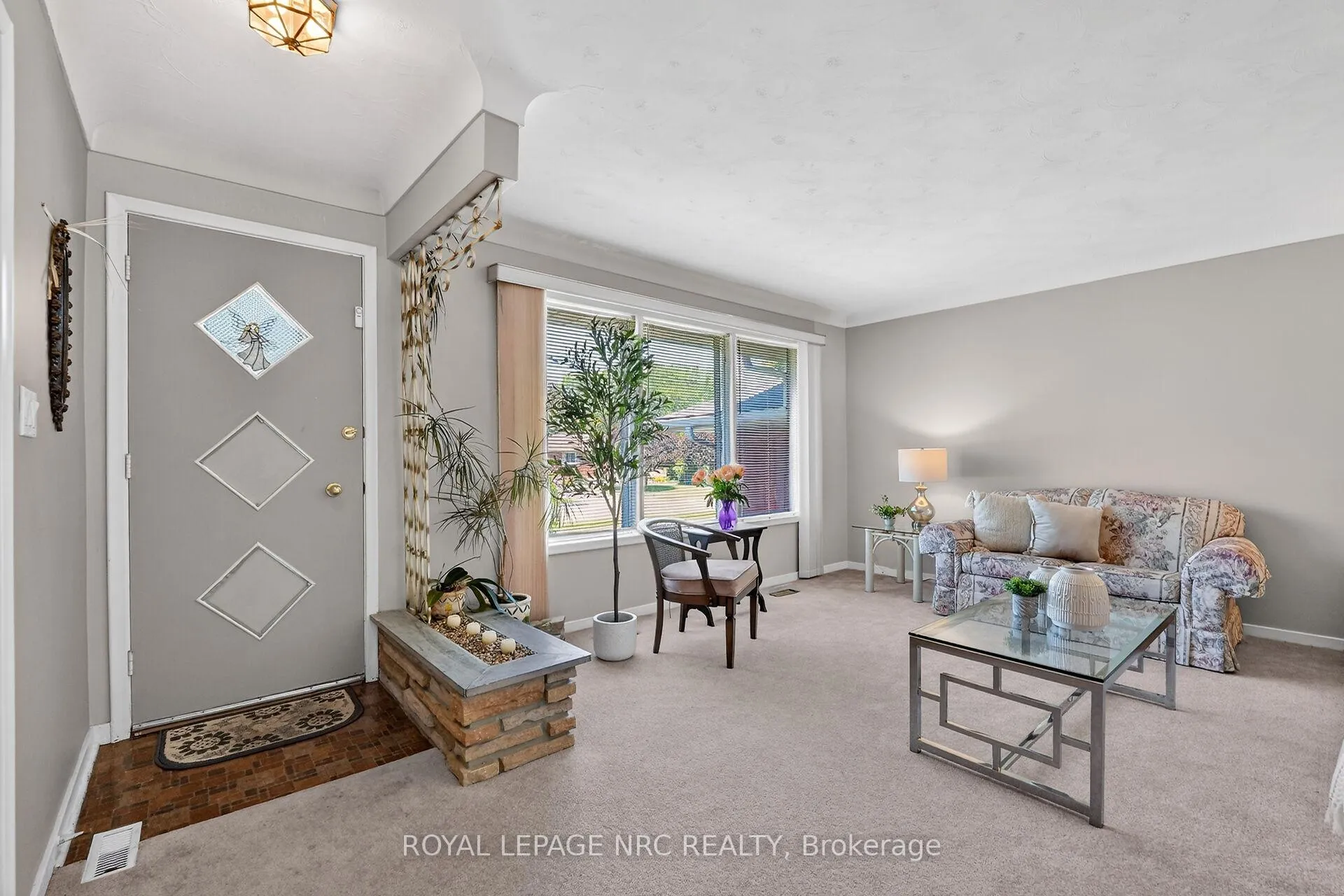 Photo 4 of 4103 Barry Drive, Lincoln, Beamsville — HOMEH