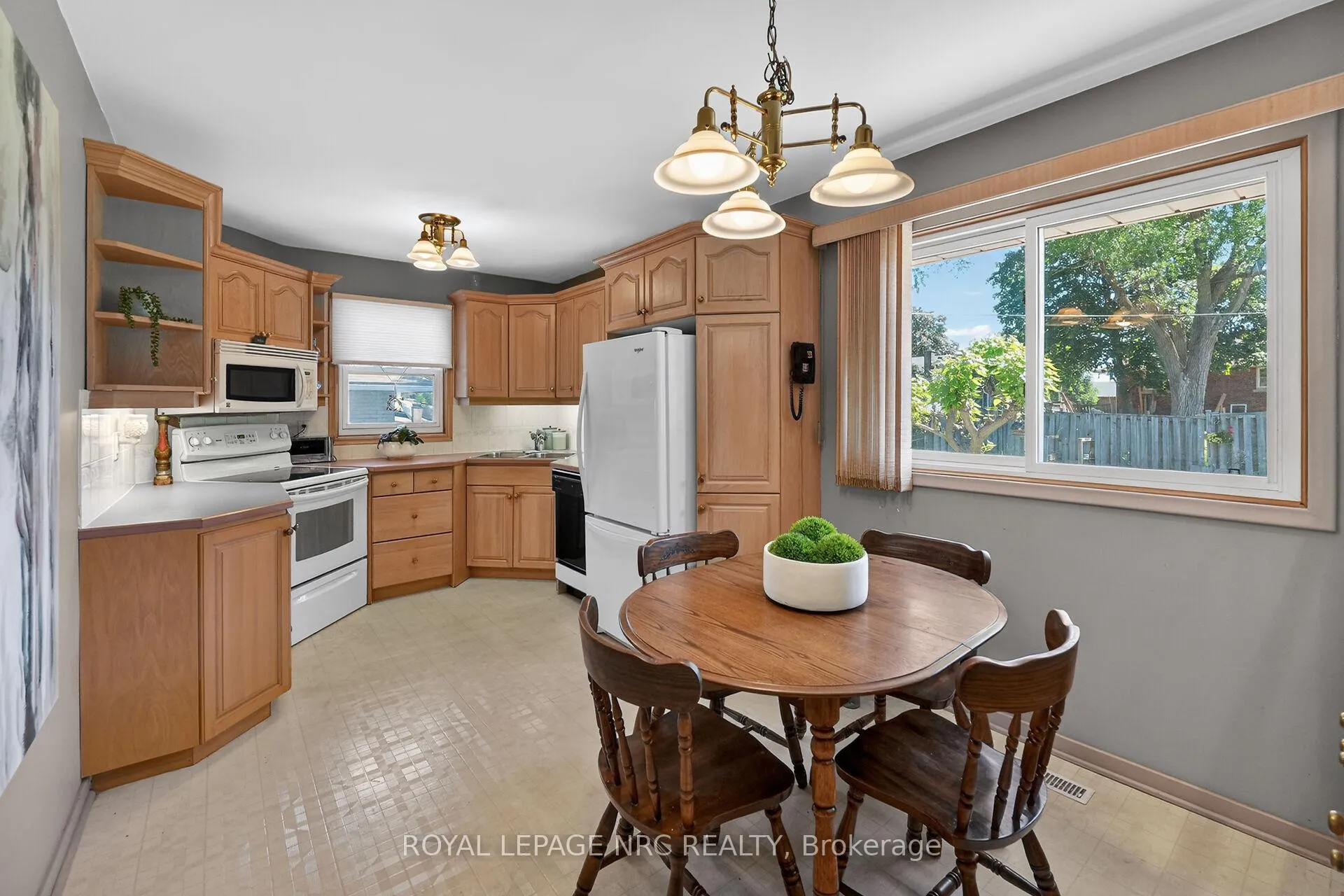 Photo 8 of 4103 Barry Drive, Lincoln, Beamsville — HOMEH