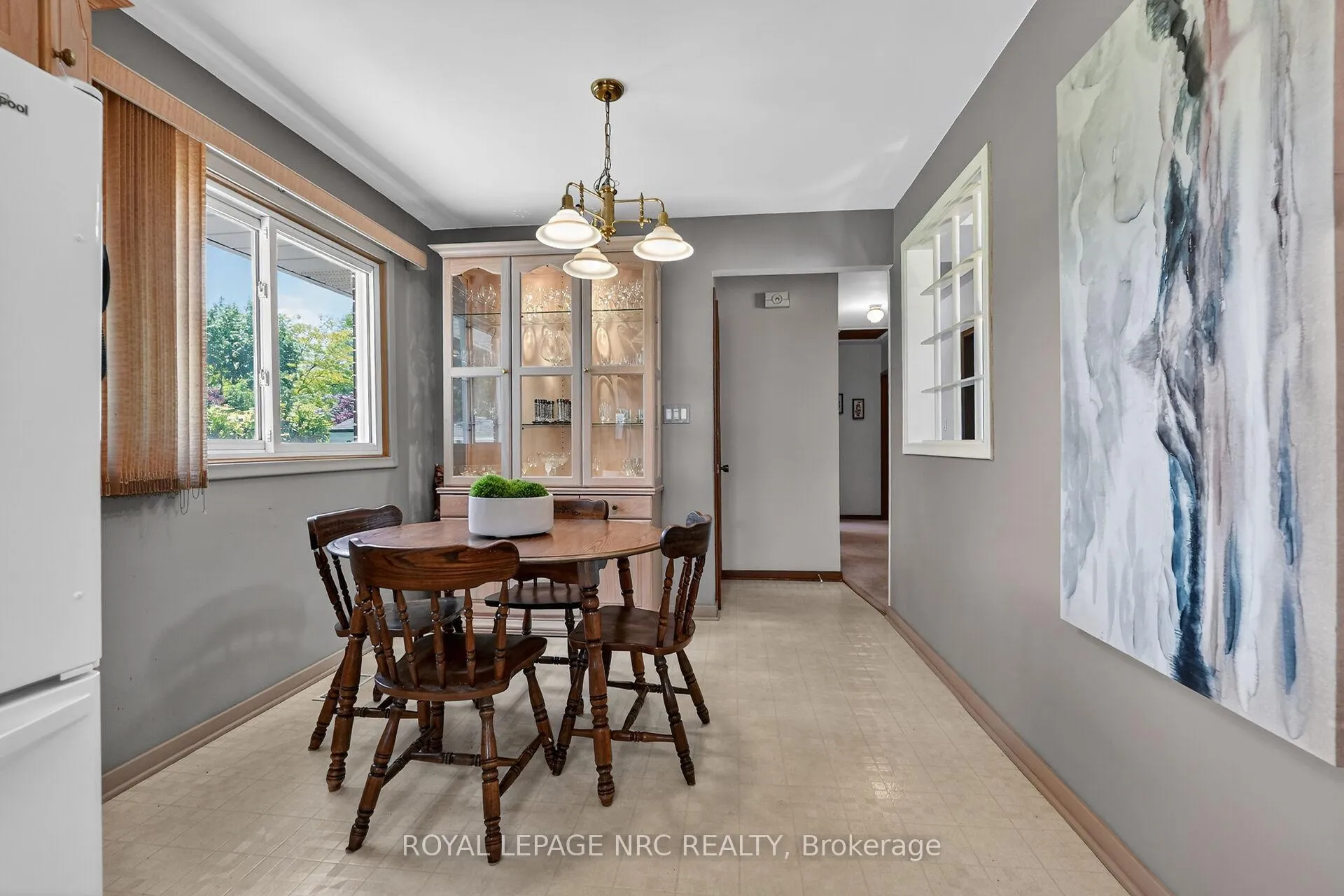 Photo 9 of 4103 Barry Drive, Lincoln, Beamsville — HOMEH