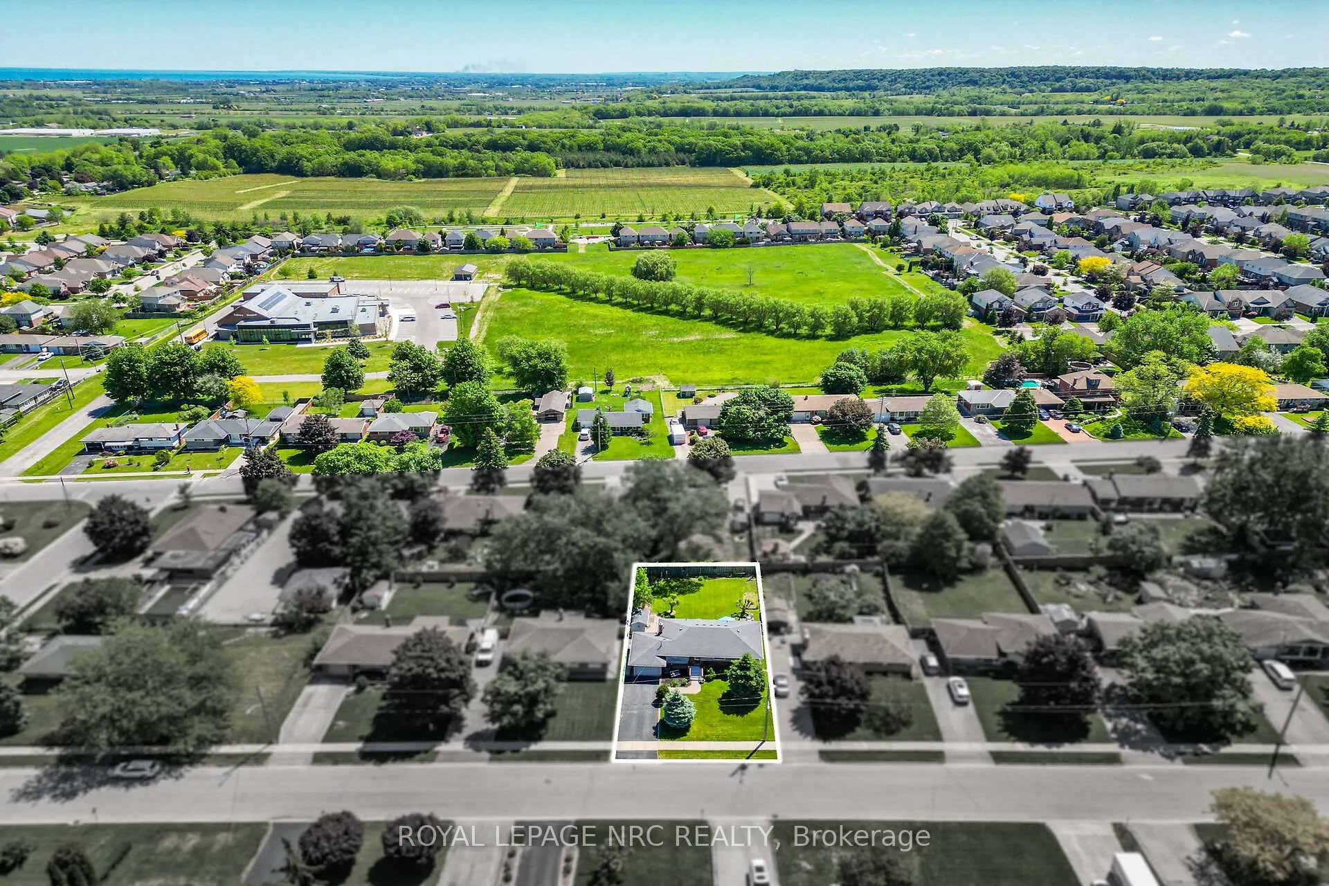 Photo 36 of 4103 Barry Drive, Lincoln, Beamsville — HOMEH