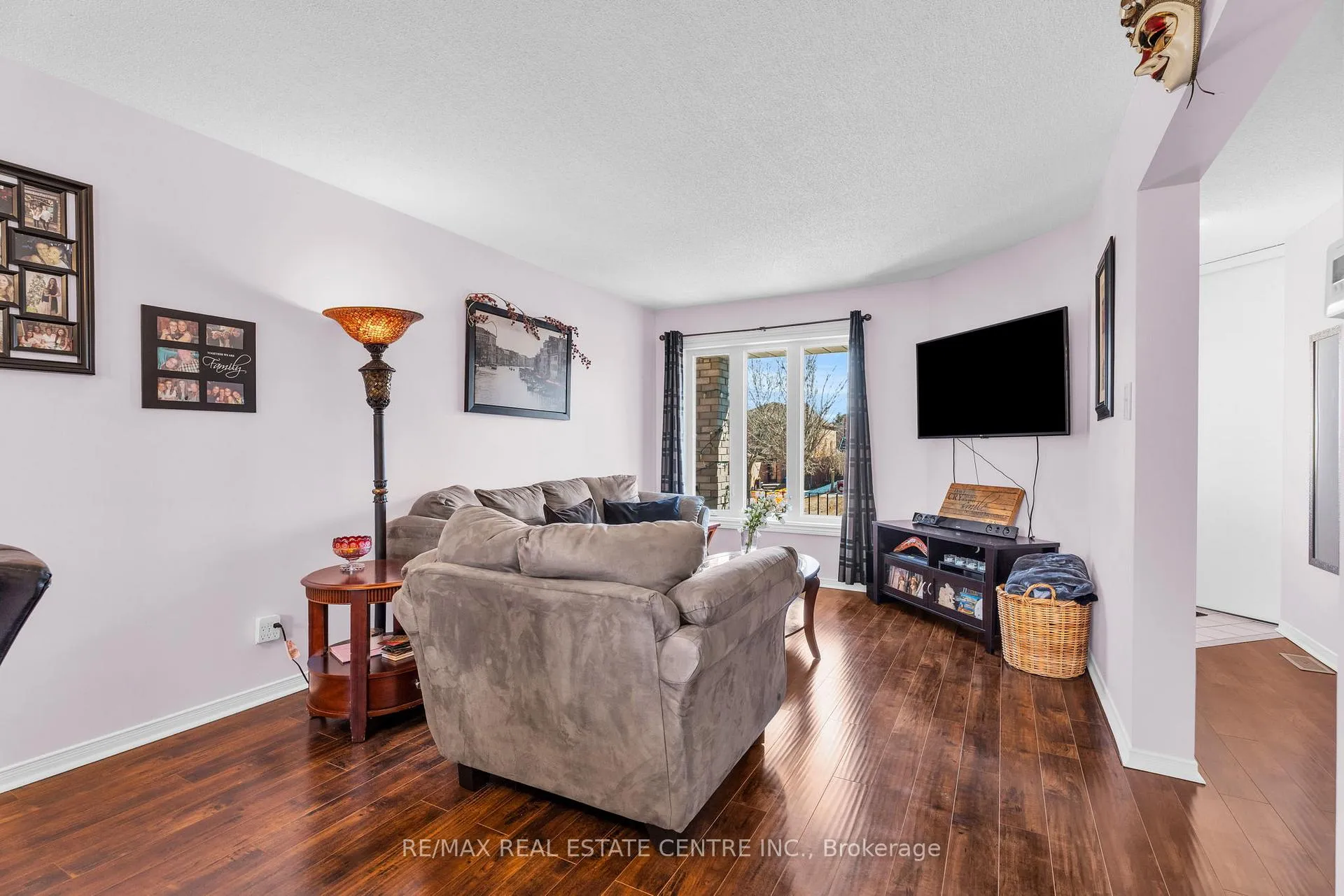 Photo 3 of 190 Lisa Marie Drive, Orangeville — HOMEH