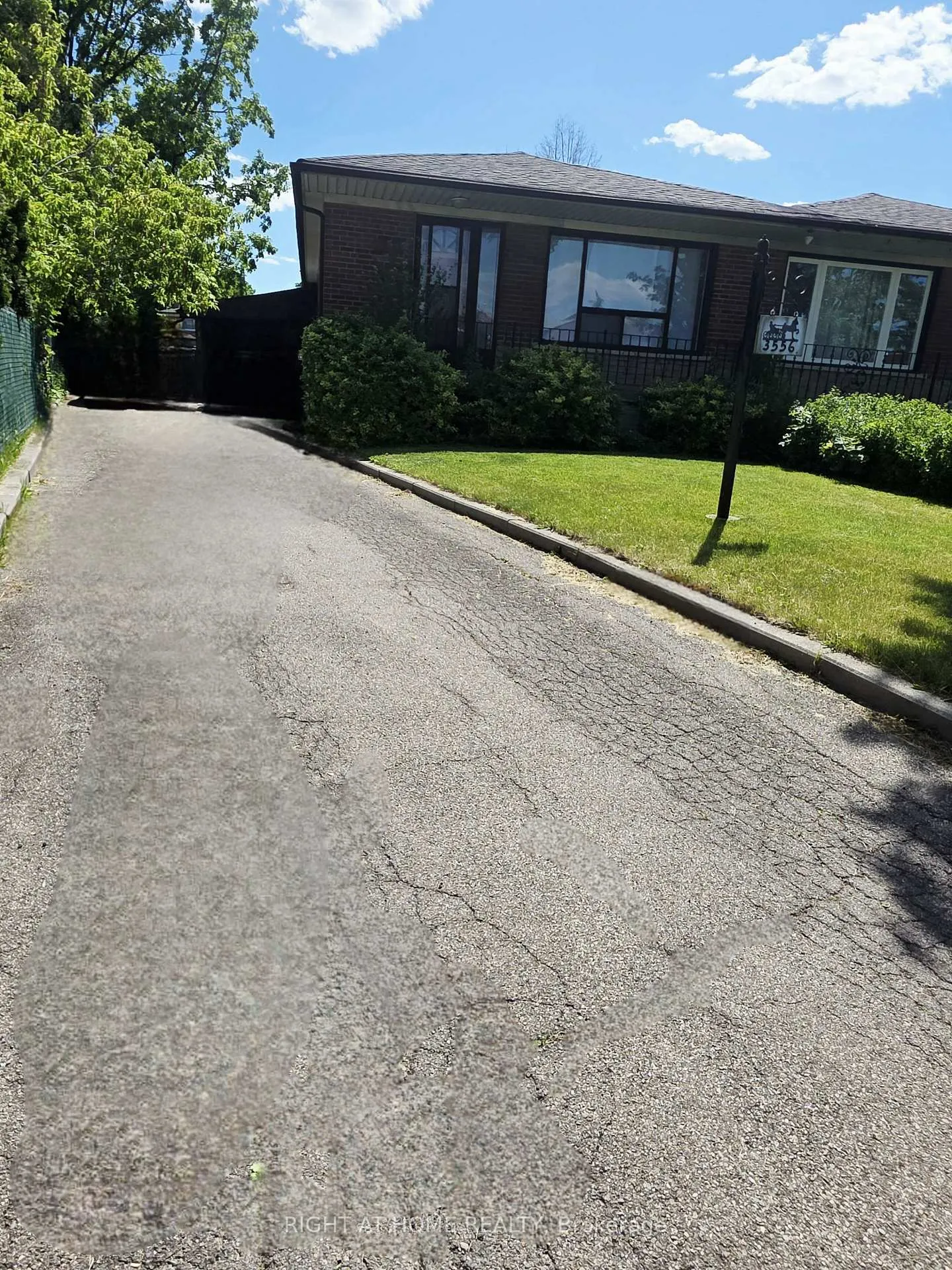 Photo 2 of 3556 Monica Drive, Mississauga, Malton — HOMEH
