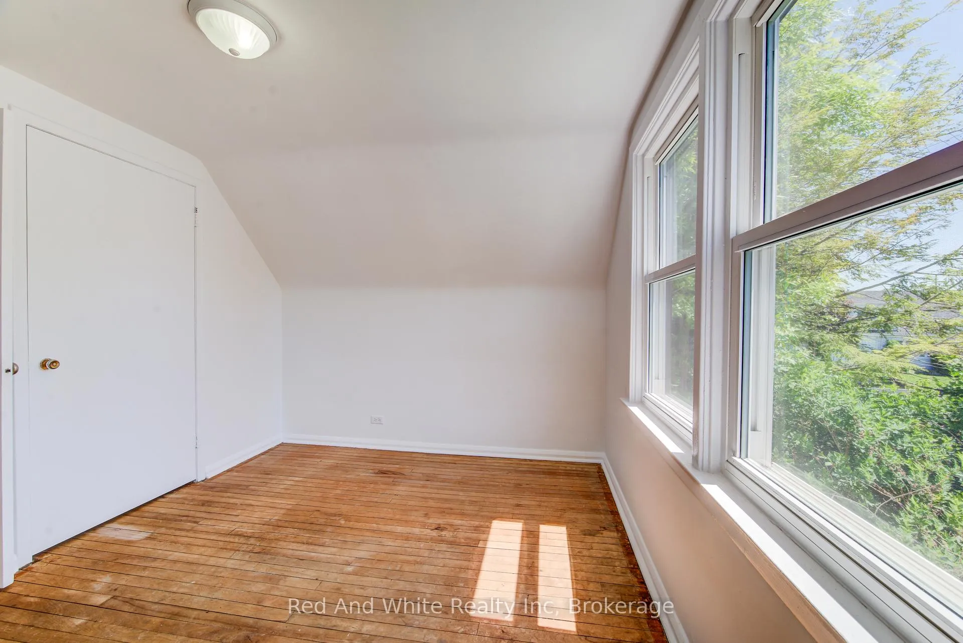 Photo 23 of 59 Lorne Crescent, Kitchener — HOMEH