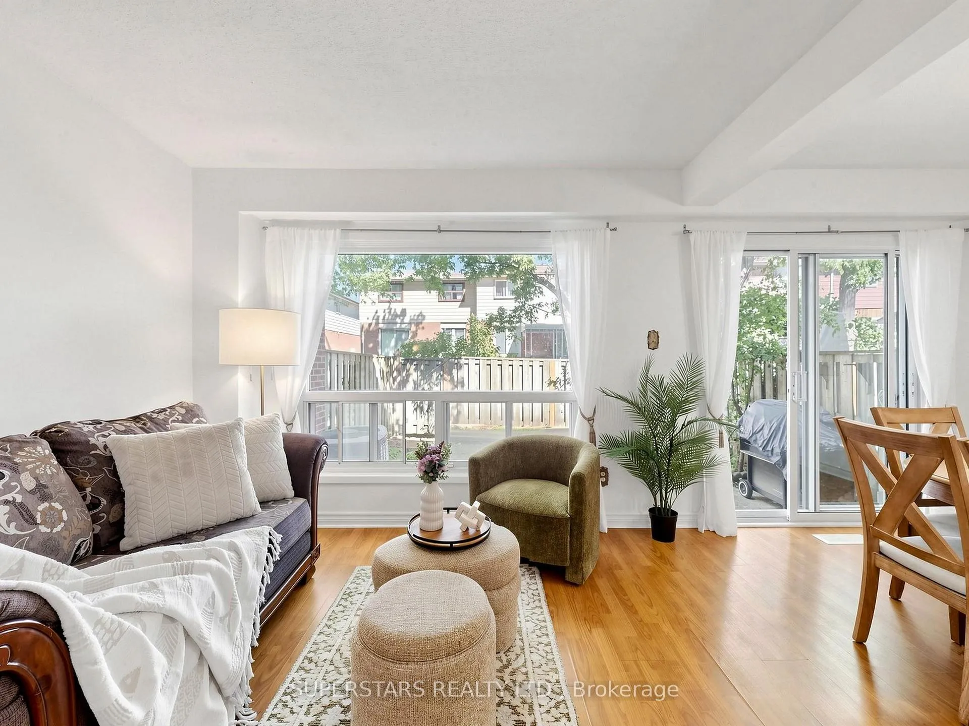 Photo 2 of Unit 33, 3025 Cedarglen Gate, Mississauga, Erindale — HOMEH
