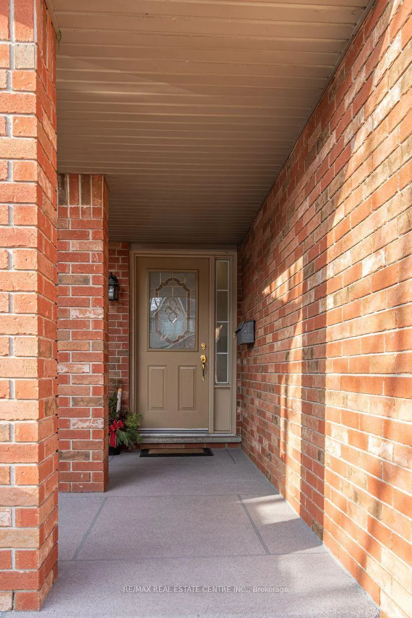 Photo 2 of 3335 Edgewood Place, Burlington, Palmer — HOMEH