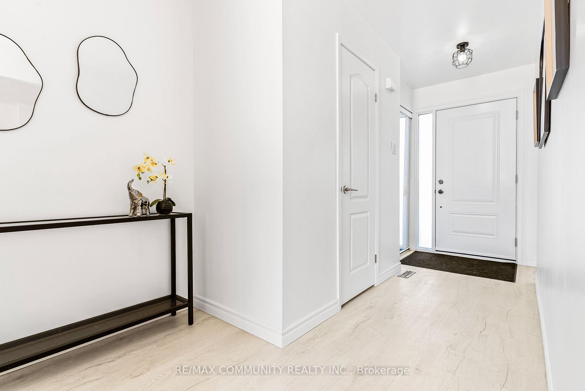 Photo 3 of 42 Kay Drive, Etobicoke, Mount Olive-Silverstone-Jamestown — HOMEH