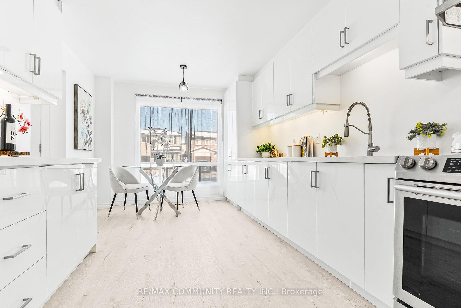 Photo 4 of 42 Kay Drive, Etobicoke, Mount Olive-Silverstone-Jamestown — HOMEH