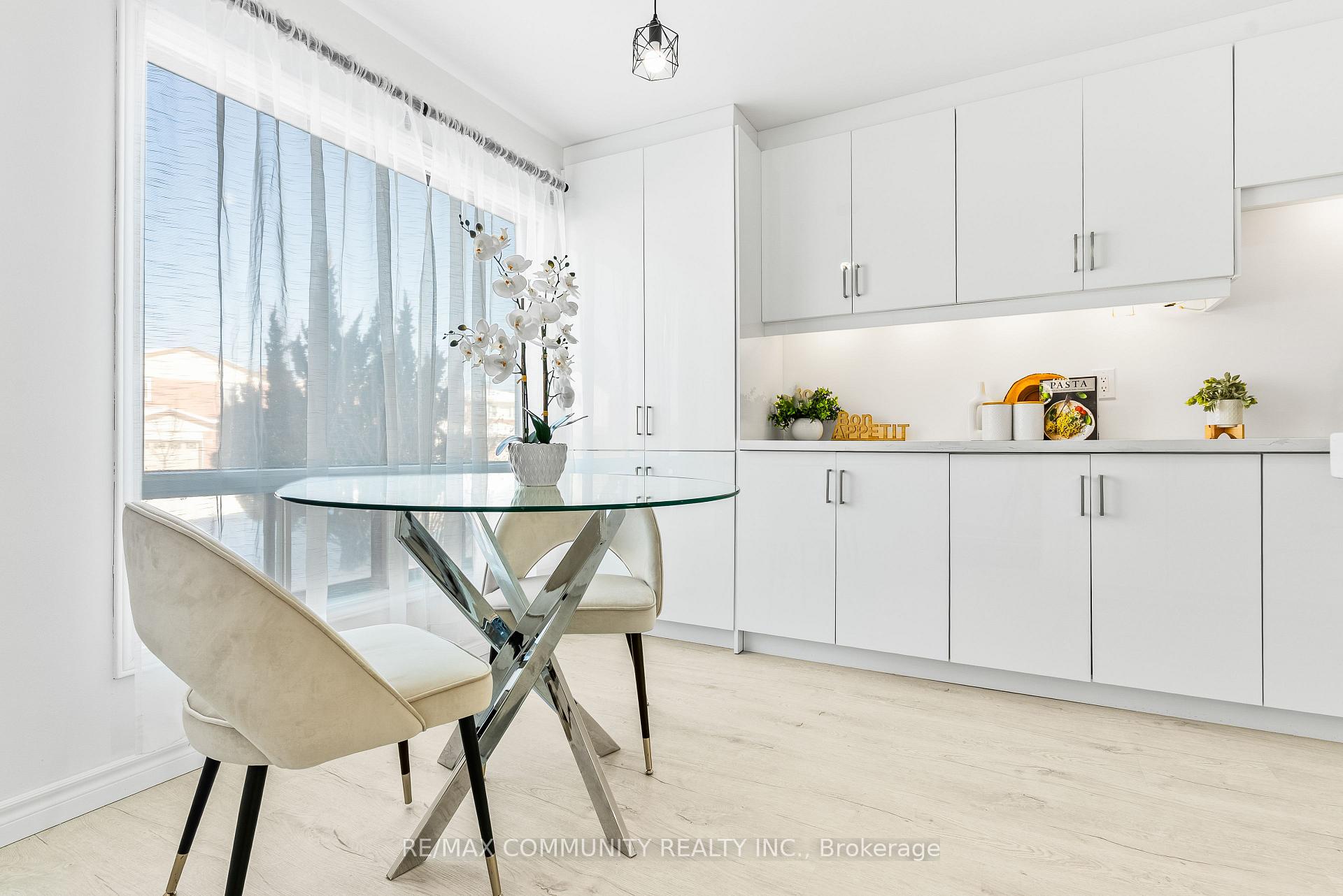 Photo 5 of 42 Kay Drive, Etobicoke, Mount Olive-Silverstone-Jamestown — HOMEH