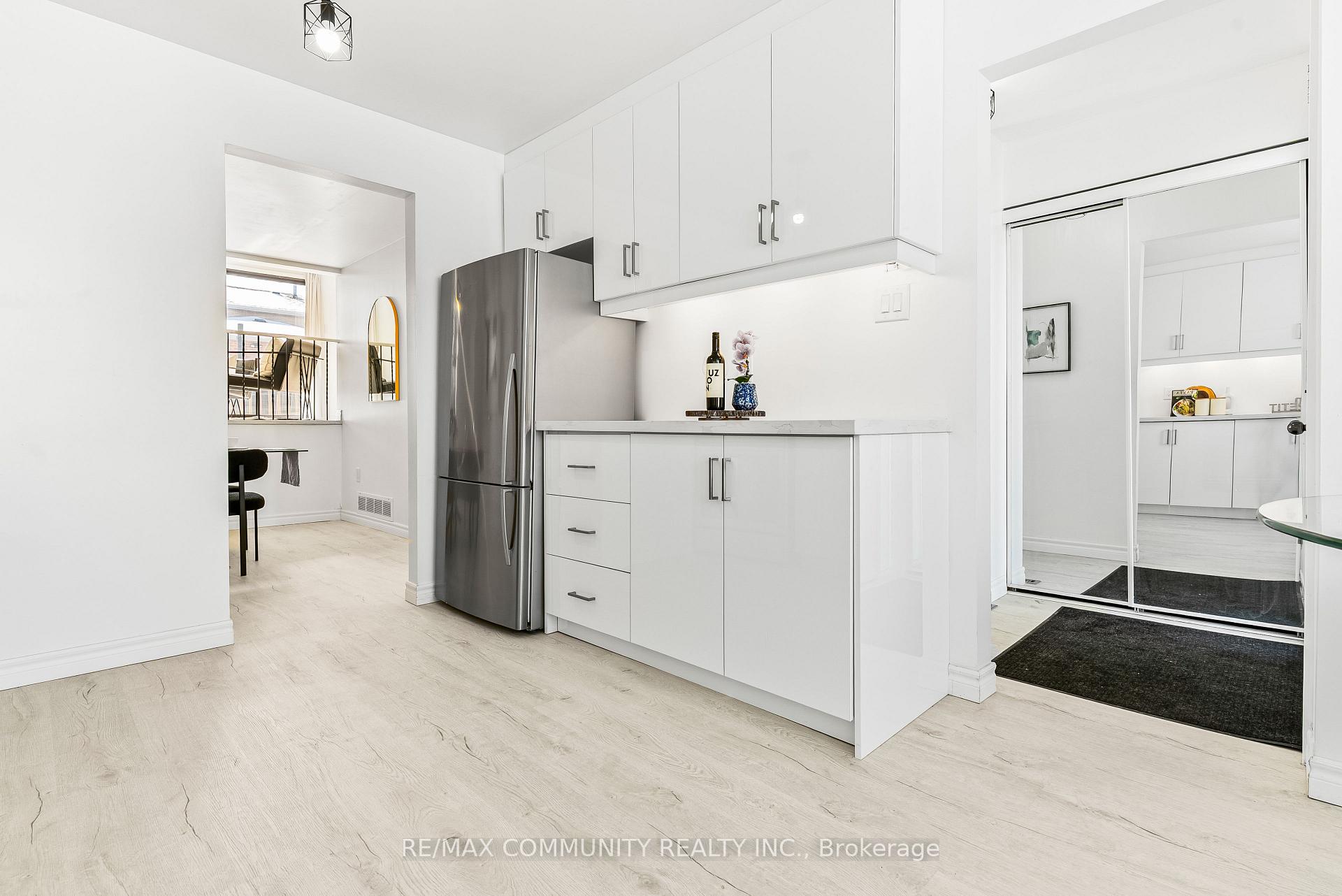 Photo 7 of 42 Kay Drive, Etobicoke, Mount Olive-Silverstone-Jamestown — HOMEH