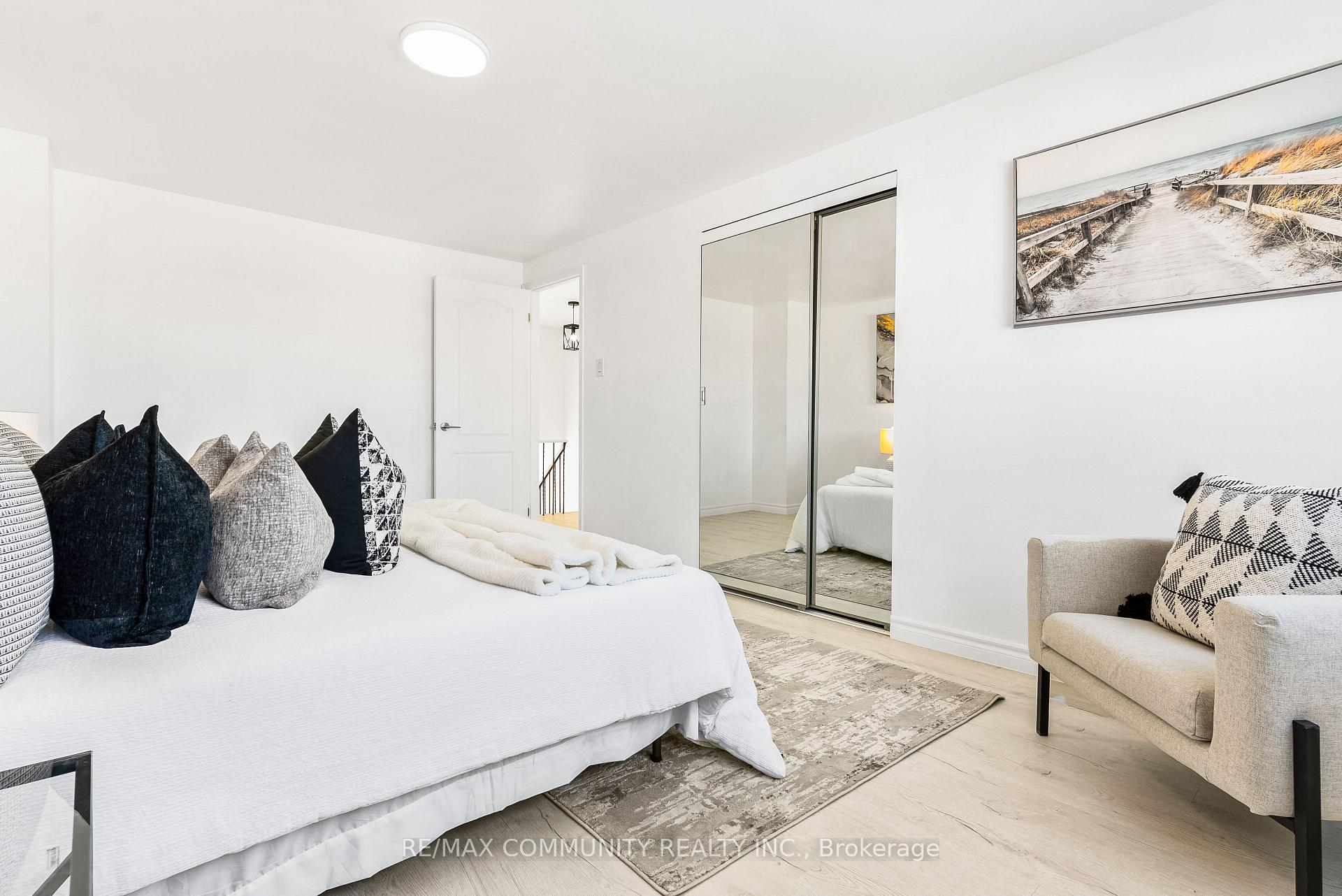 Photo 18 of 42 Kay Drive, Etobicoke, Mount Olive-Silverstone-Jamestown — HOMEH
