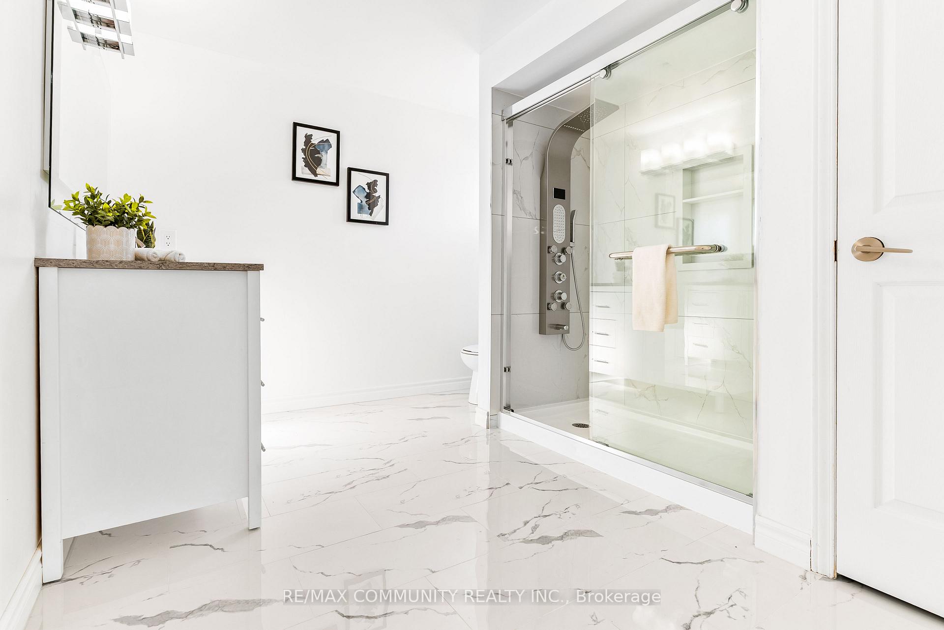 Photo 22 of 42 Kay Drive, Etobicoke, Mount Olive-Silverstone-Jamestown — HOMEH