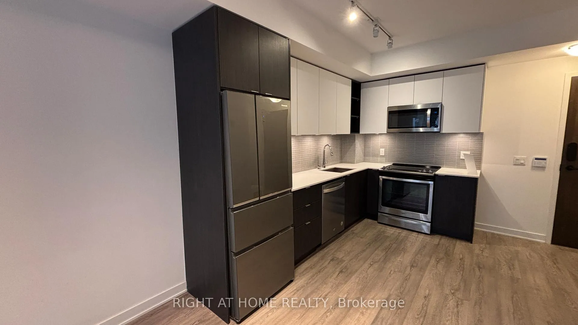 Photo 5 of Unit 311, 100 Eagle Rock Way, Vaughan, Rural Vaughan — HOMEH