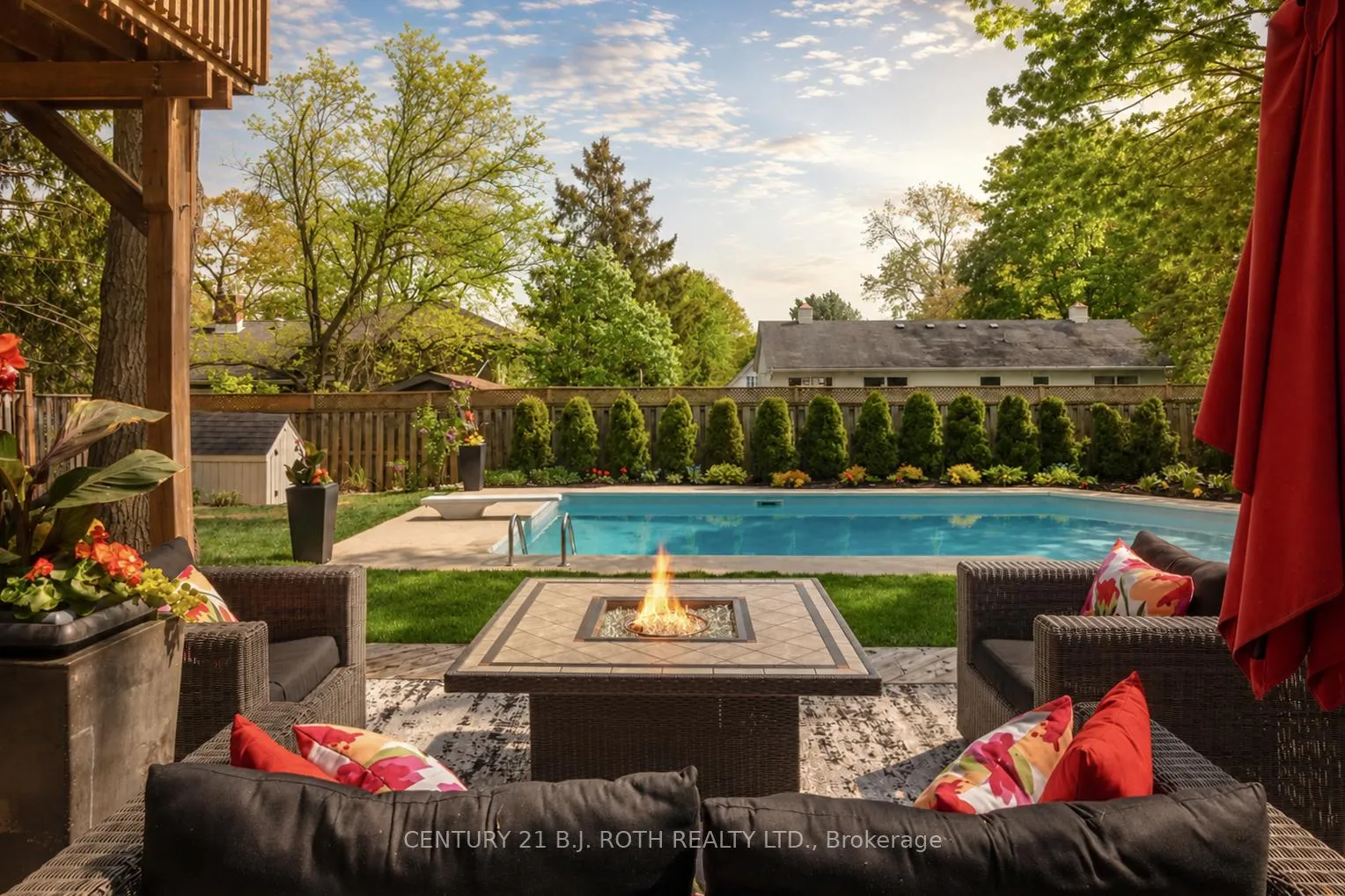 Photo 2 of 29 Castle Drive, Barrie, Sunnidale — HOMEH