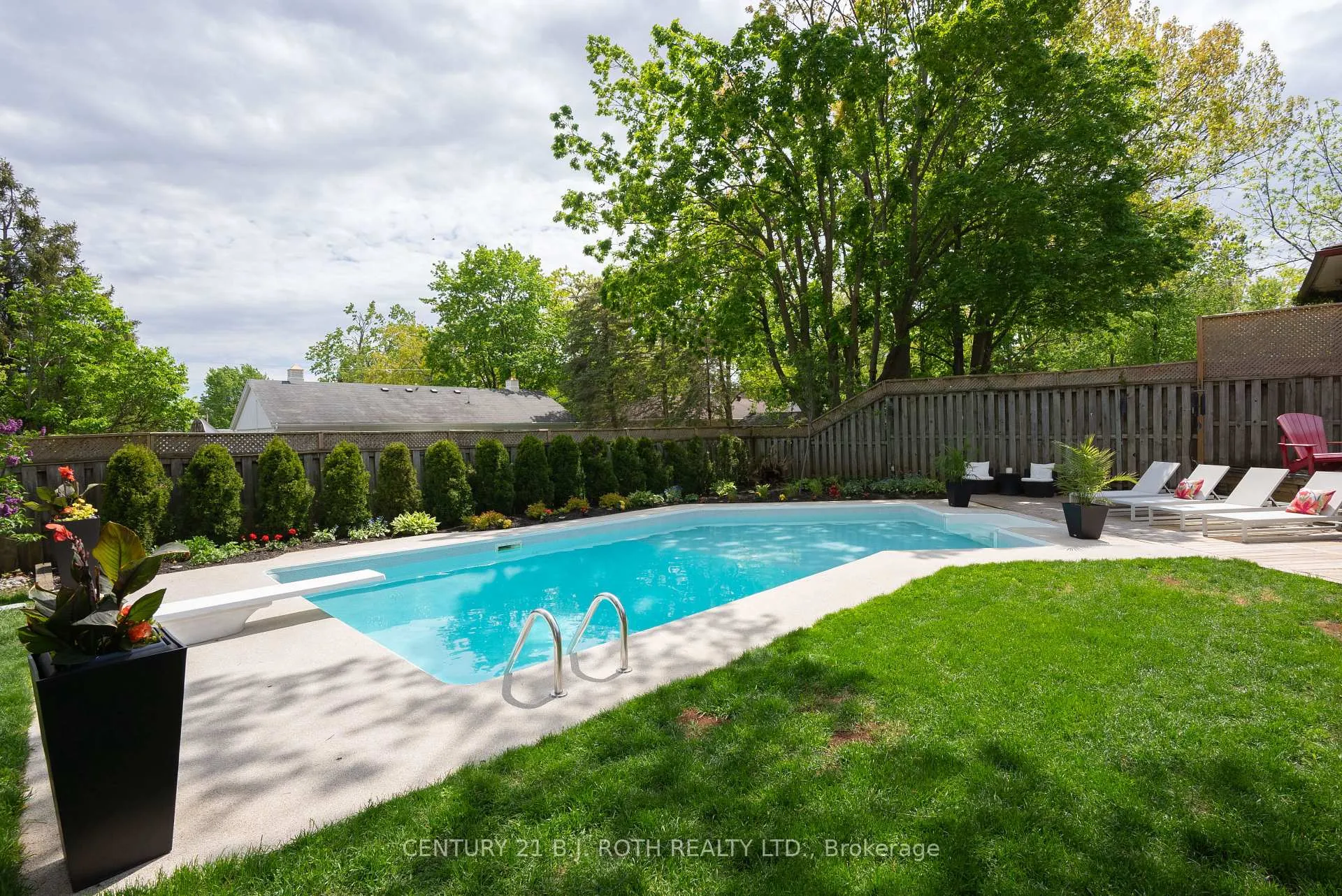 Photo 42 of 29 Castle Drive, Barrie, Sunnidale — HOMEH