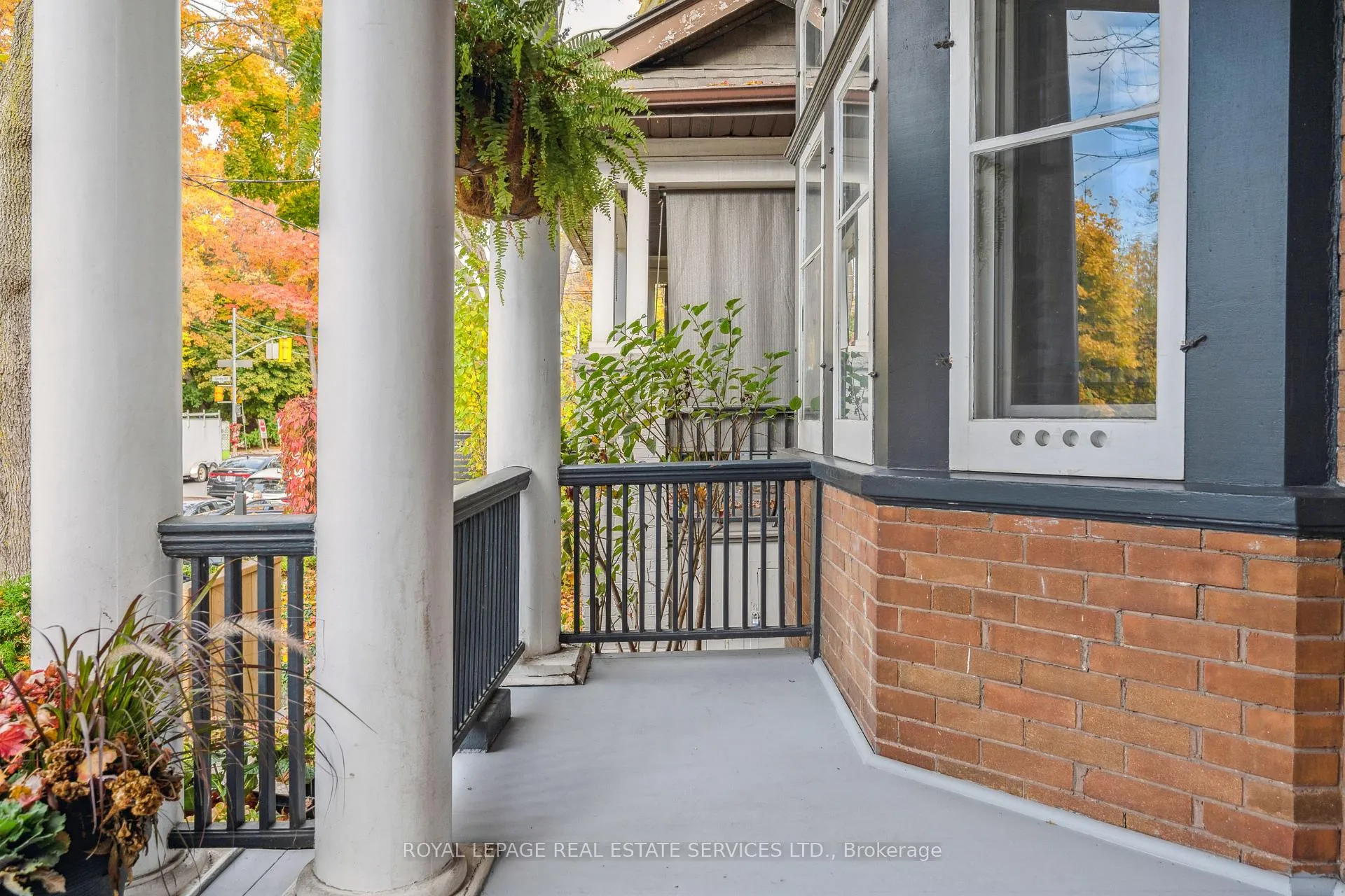 Photo 3 of 29 Parkside Drive, Toronto, High Park-Swansea — HOMEH
