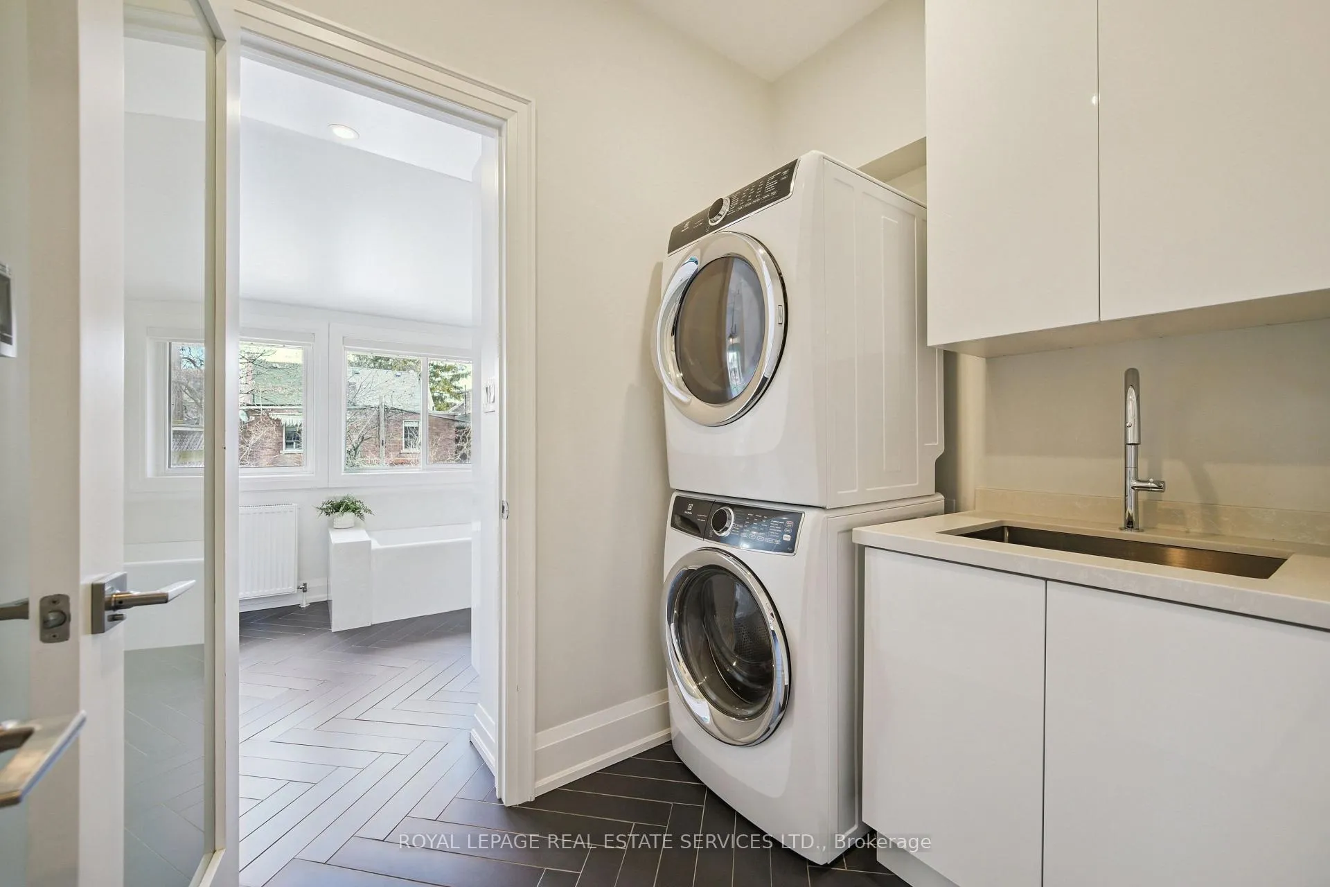 Photo 26 of 29 Parkside Drive, Toronto, High Park-Swansea — HOMEH
