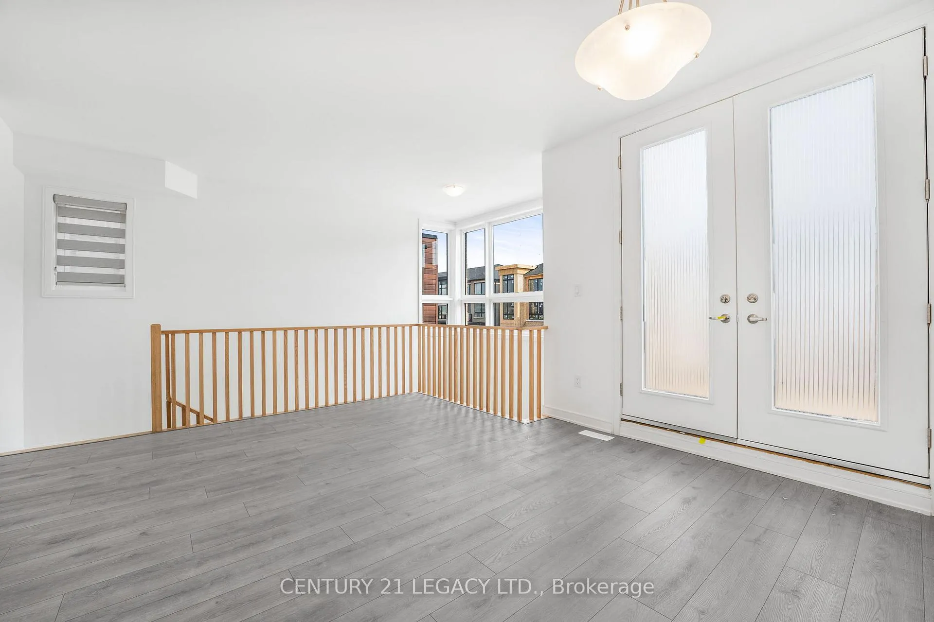 Photo 3 of 131 Blue Frst Crescent, Barrie, Innis-Shore — HOMEH