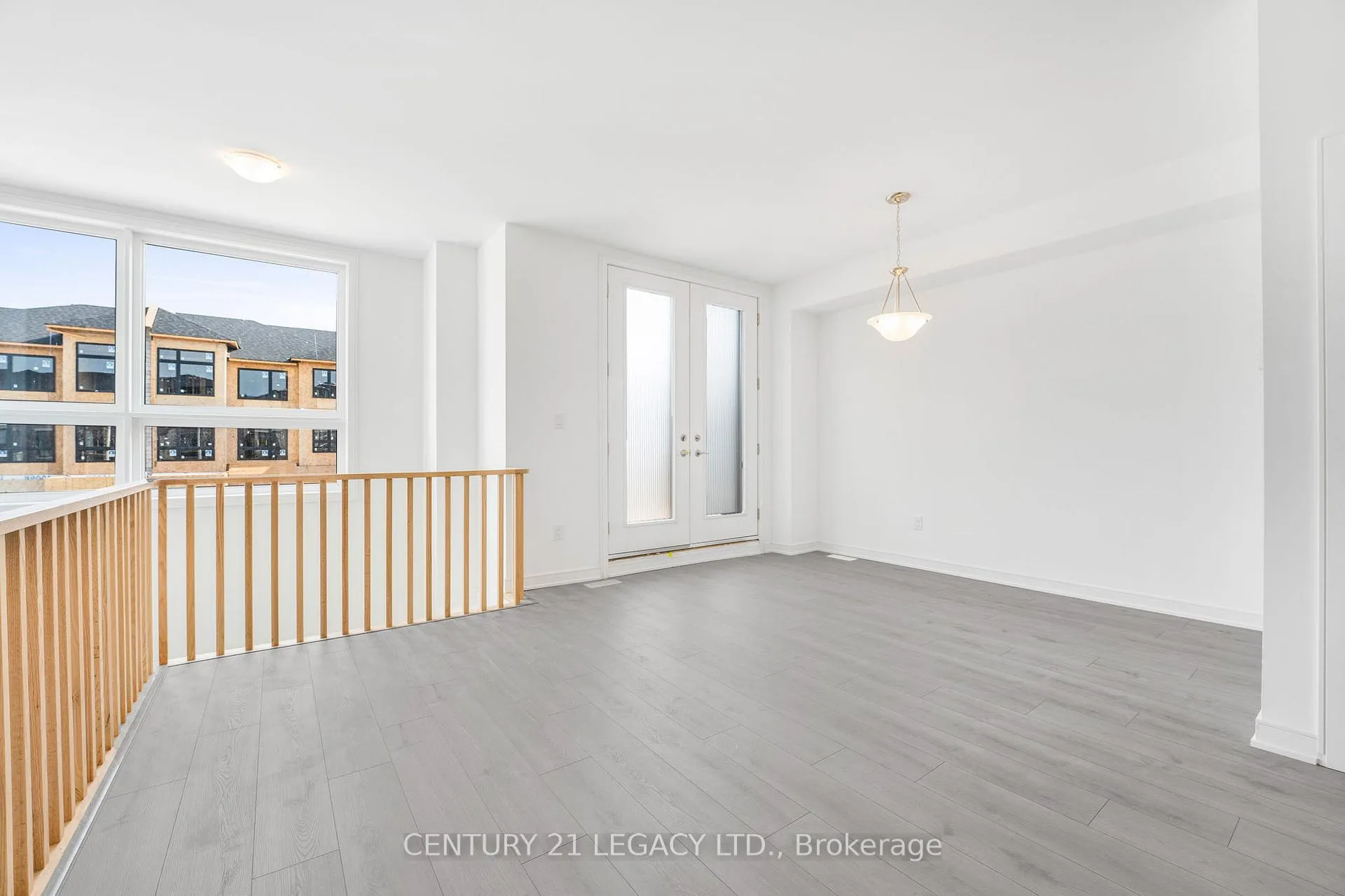 Photo 4 of 131 Blue Frst Crescent, Barrie, Innis-Shore — HOMEH