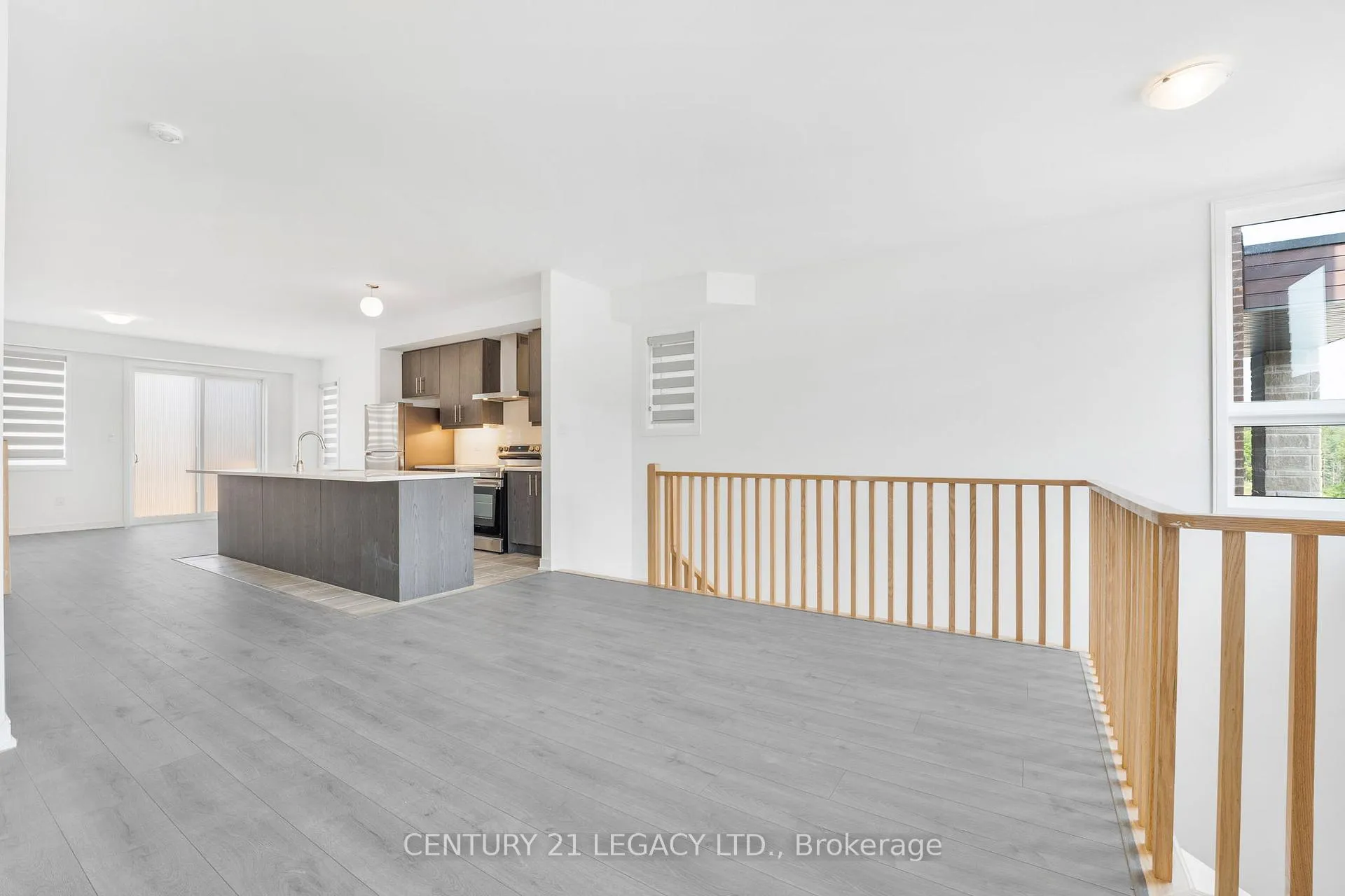 Photo 5 of 131 Blue Frst Crescent, Barrie, Innis-Shore — HOMEH