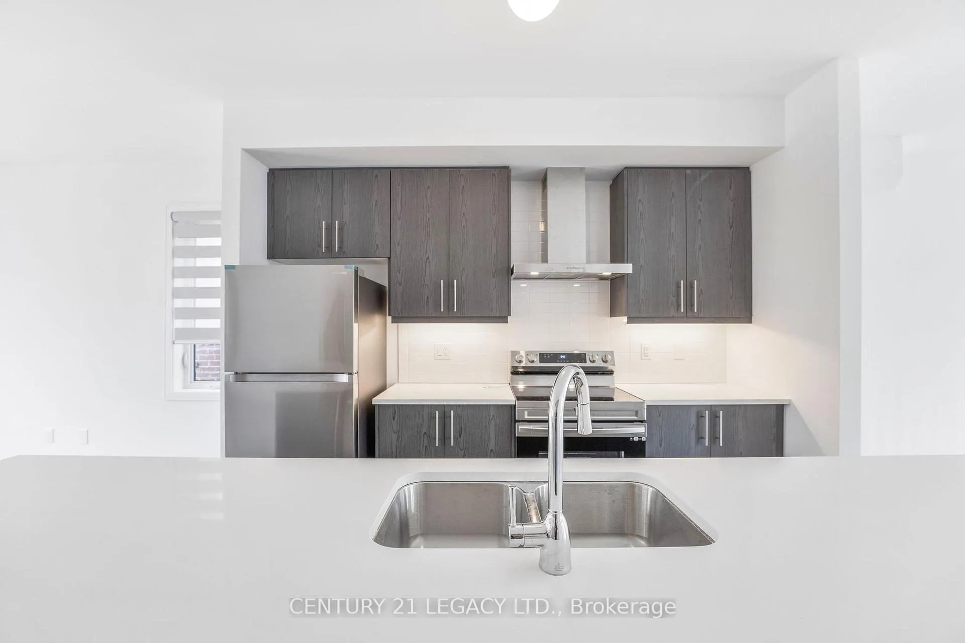 Photo 6 of 131 Blue Frst Crescent, Barrie, Innis-Shore — HOMEH