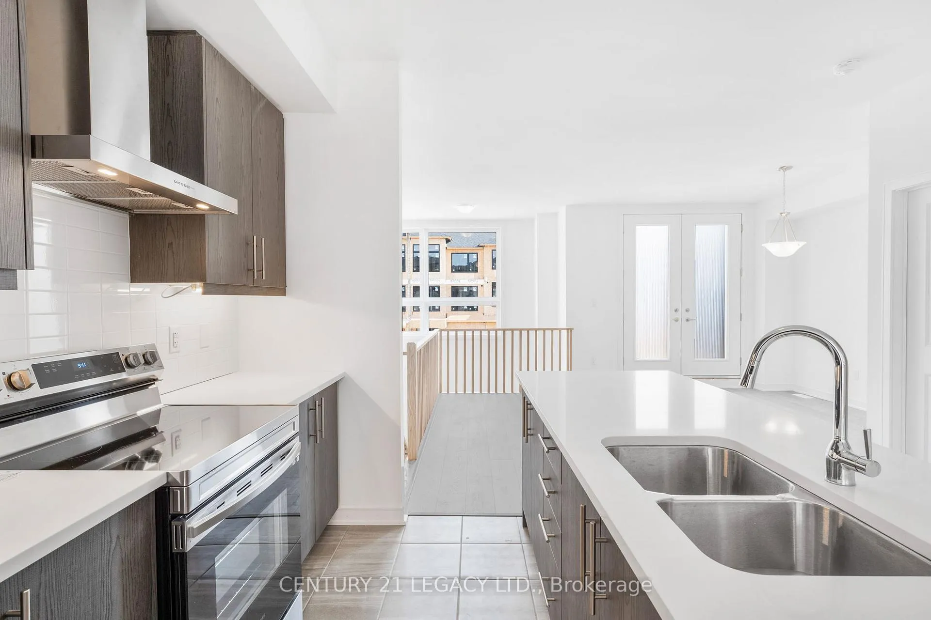 Photo 7 of 131 Blue Frst Crescent, Barrie, Innis-Shore — HOMEH