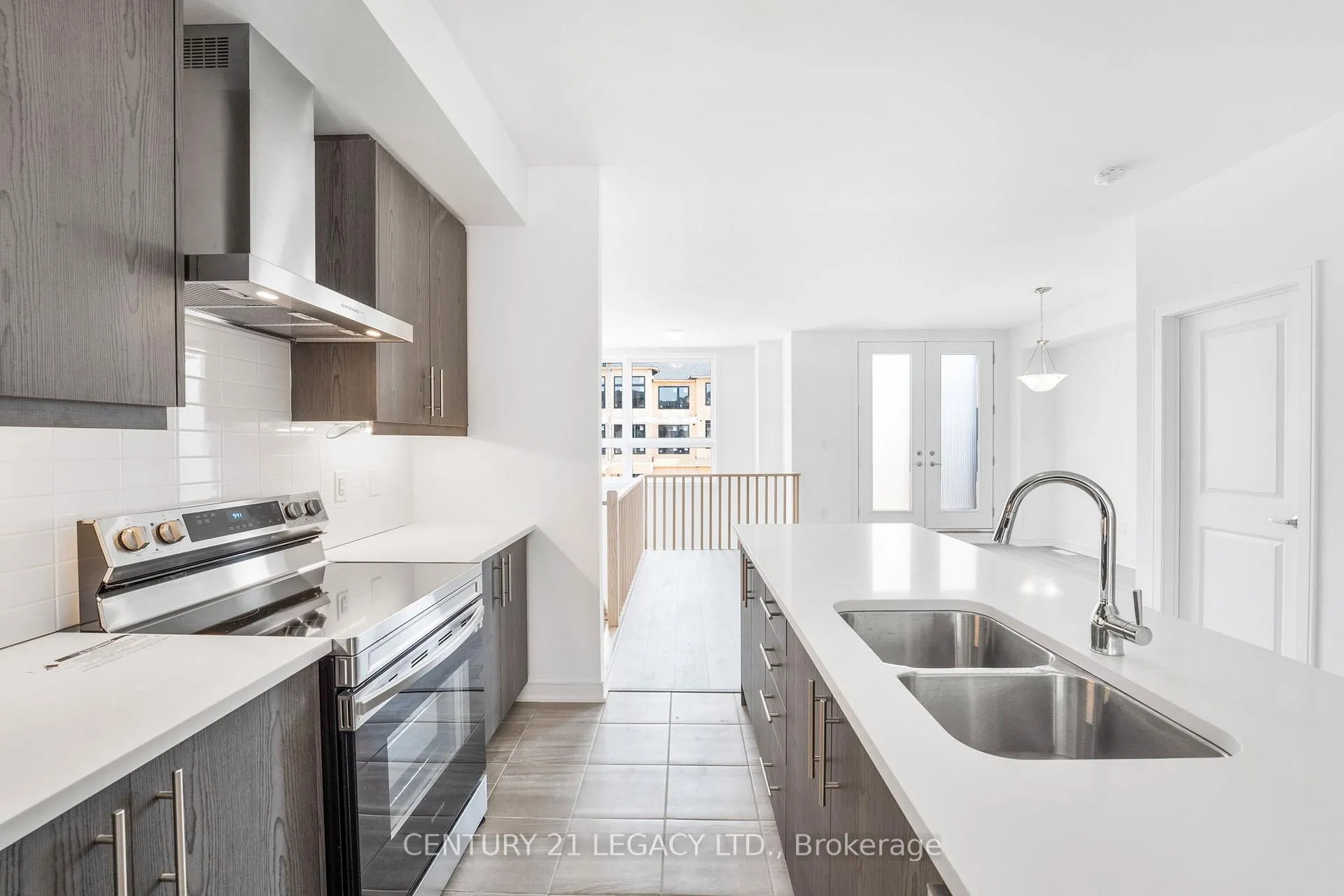 Photo 8 of 131 Blue Frst Crescent, Barrie, Innis-Shore — HOMEH
