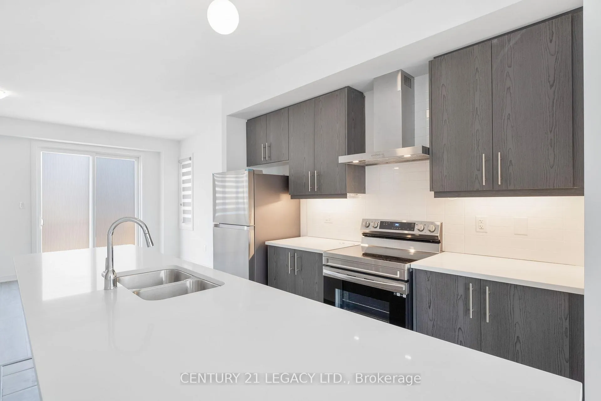 Photo 10 of 131 Blue Frst Crescent, Barrie, Innis-Shore — HOMEH