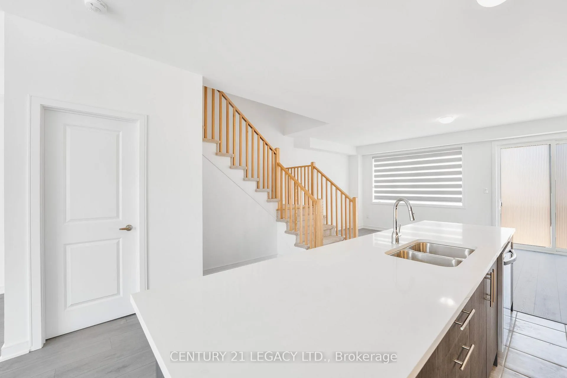 Photo 11 of 131 Blue Frst Crescent, Barrie, Innis-Shore — HOMEH
