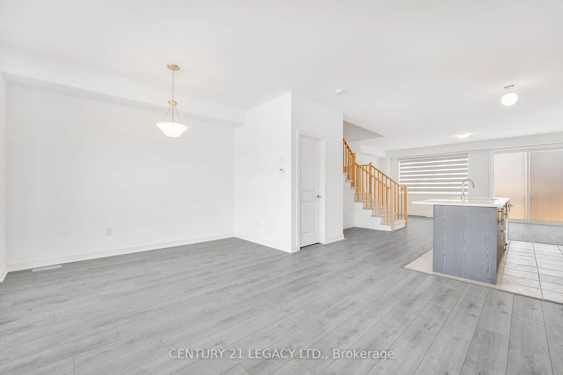 Photo 13 of 131 Blue Frst Crescent, Barrie, Innis-Shore — HOMEH