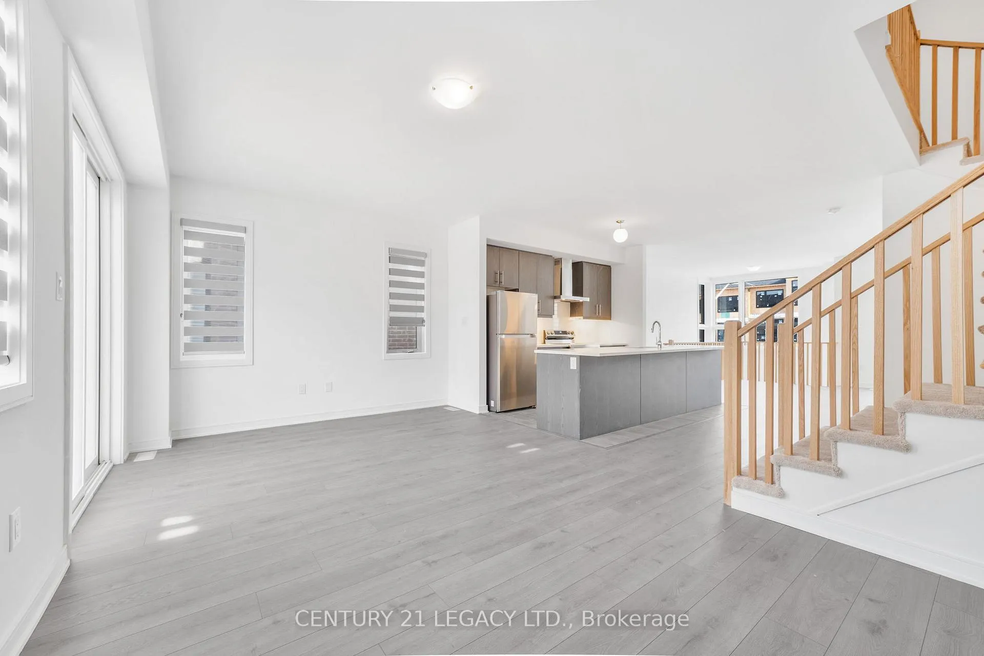 Photo 14 of 131 Blue Frst Crescent, Barrie, Innis-Shore — HOMEH