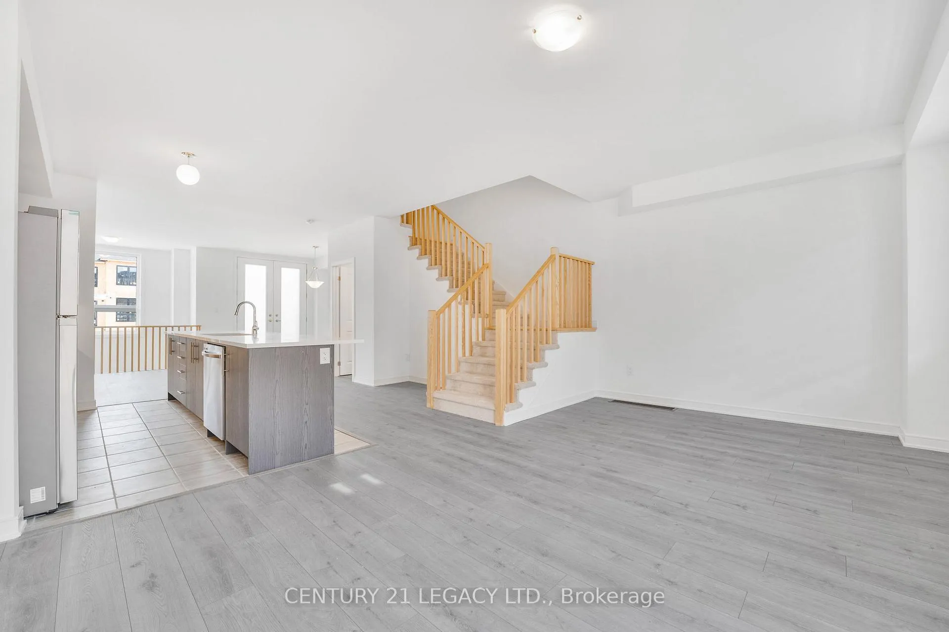 Photo 15 of 131 Blue Frst Crescent, Barrie, Innis-Shore — HOMEH