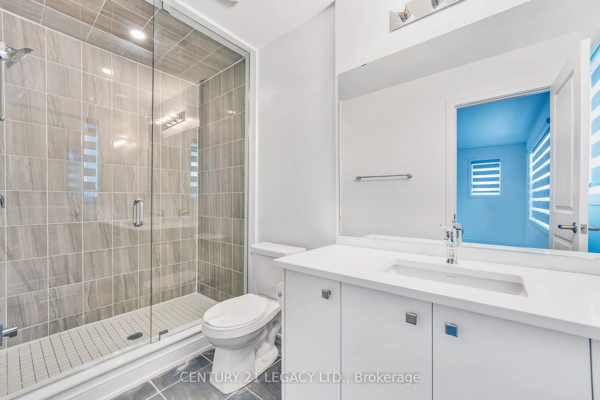 Photo 18 of 131 Blue Frst Crescent, Barrie, Innis-Shore — HOMEH