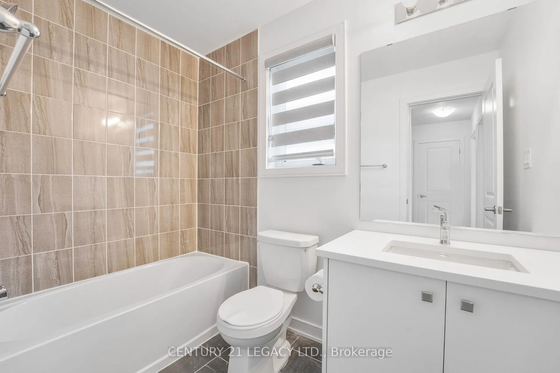 Photo 19 of 131 Blue Frst Crescent, Barrie, Innis-Shore — HOMEH