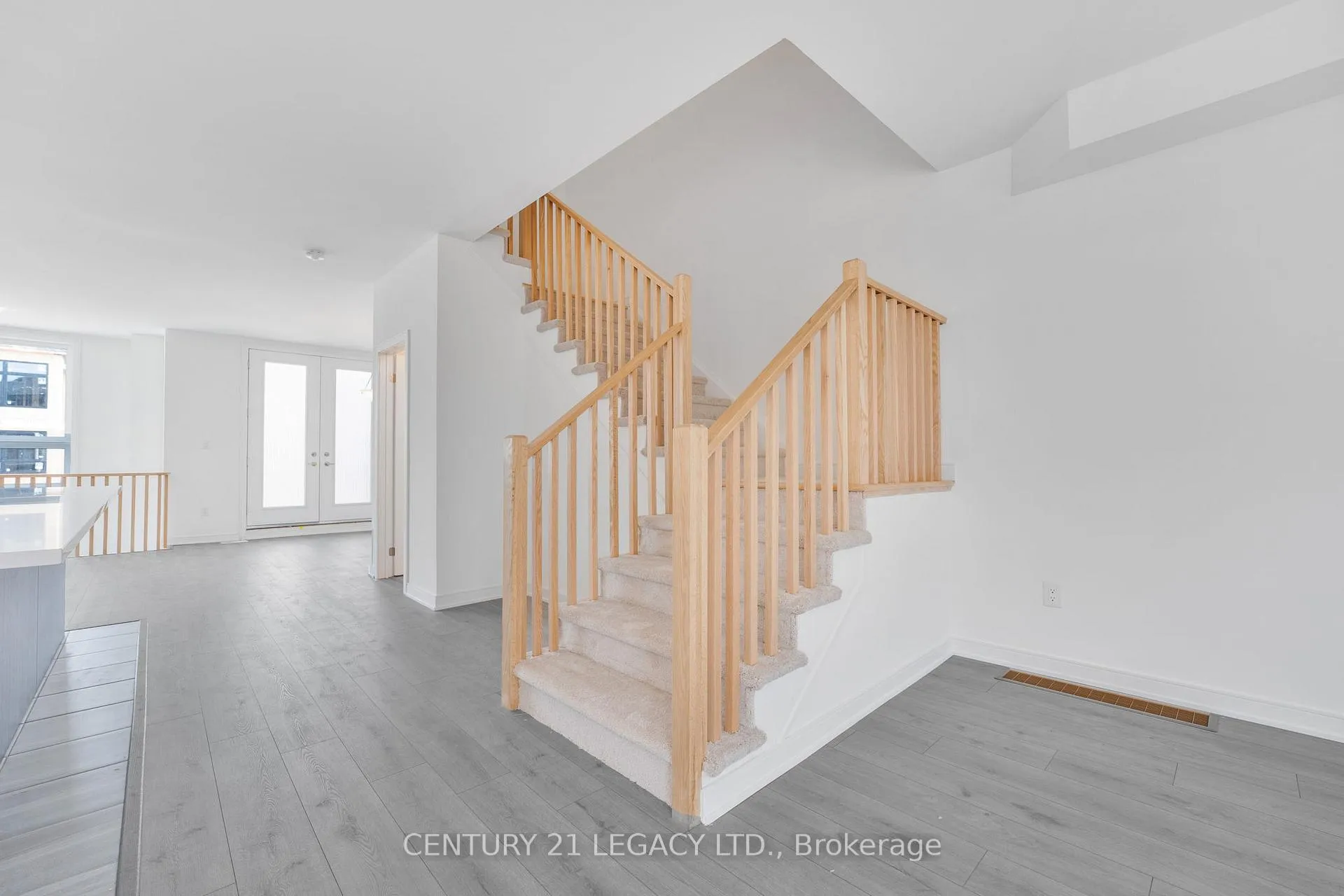 Photo 20 of 131 Blue Frst Crescent, Barrie, Innis-Shore — HOMEH