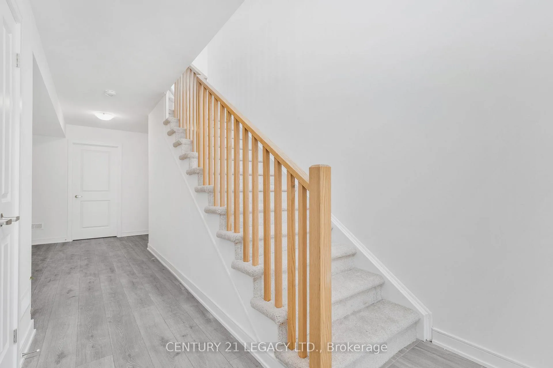 Photo 21 of 131 Blue Frst Crescent, Barrie, Innis-Shore — HOMEH