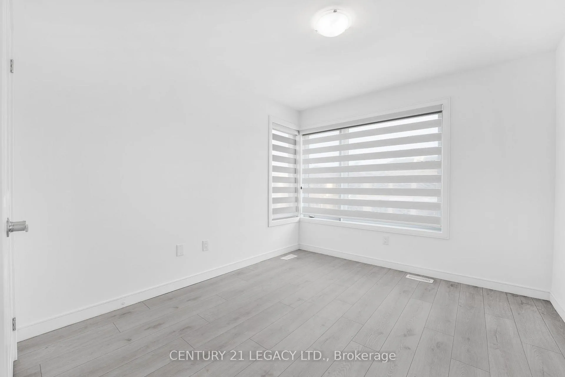 Photo 28 of 131 Blue Frst Crescent, Barrie, Innis-Shore — HOMEH
