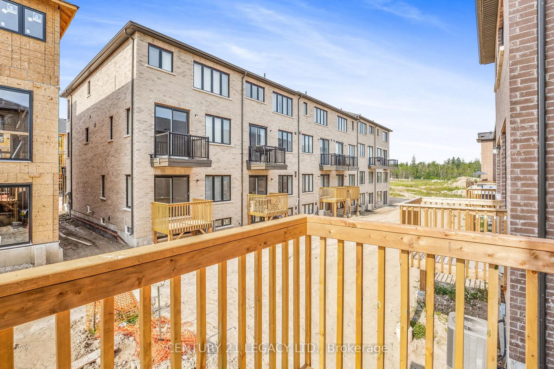 Photo 39 of 131 Blue Frst Crescent, Barrie, Innis-Shore — HOMEH
