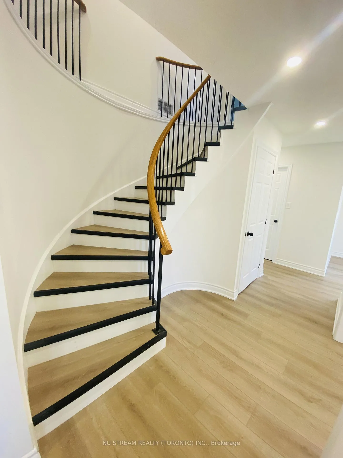 Photo 14 of 25 Quance Street, Barrie, Holly — HOMEH