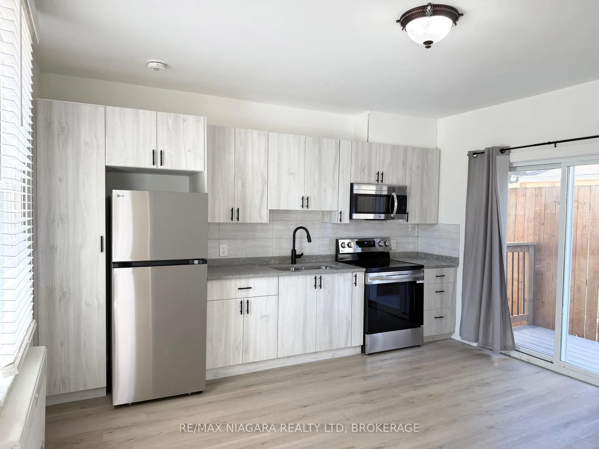 Photo 4 of Unit Unit 2, 4711 River Road, Niagara Falls, Downtown — HOMEH