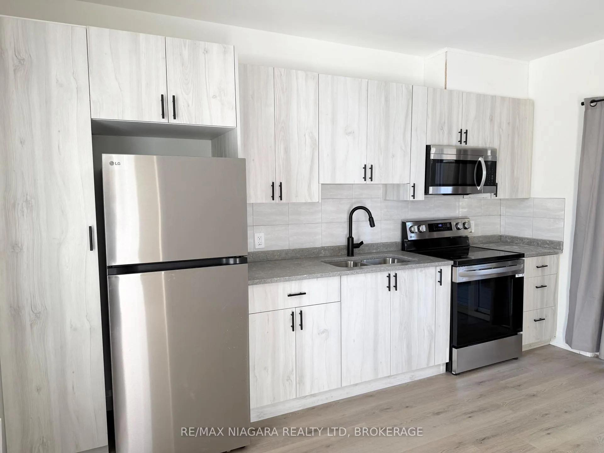 Photo 5 of Unit Unit 2, 4711 River Road, Niagara Falls, Downtown — HOMEH