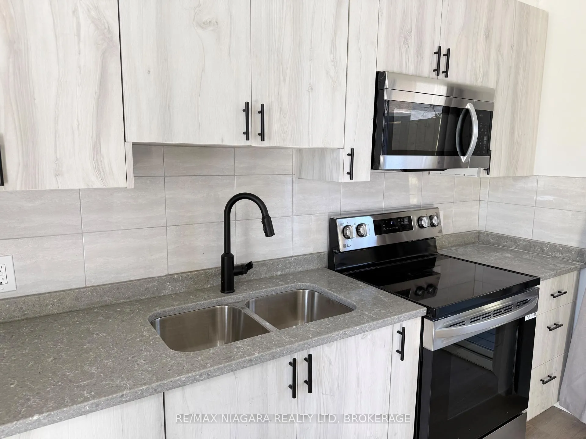 Photo 8 of Unit Unit 2, 4711 River Road, Niagara Falls, Downtown — HOMEH