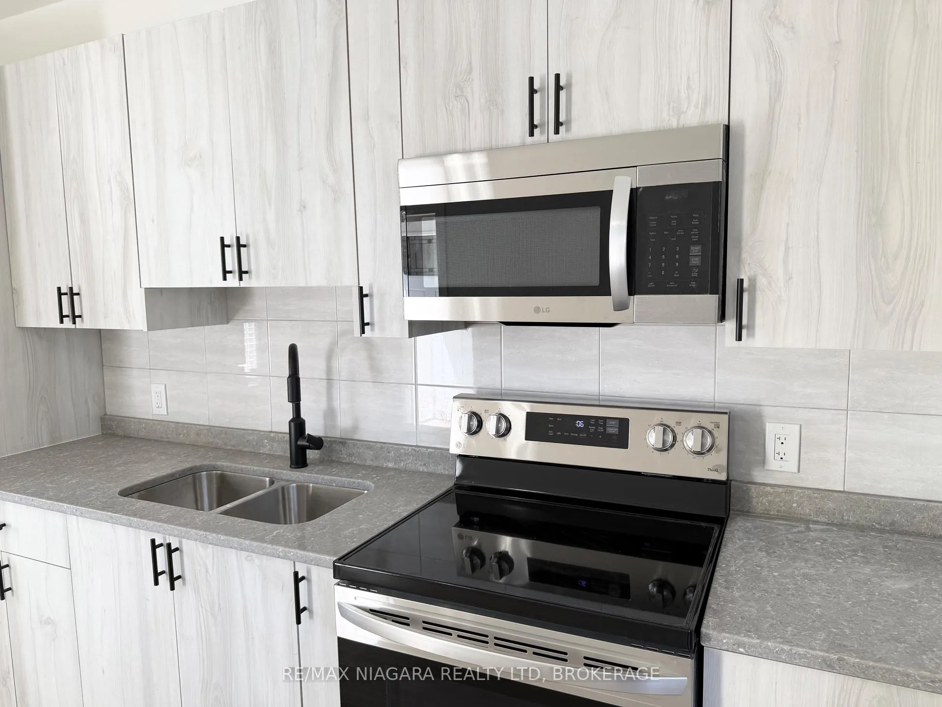 Photo 9 of Unit Unit 2, 4711 River Road, Niagara Falls, Downtown — HOMEH