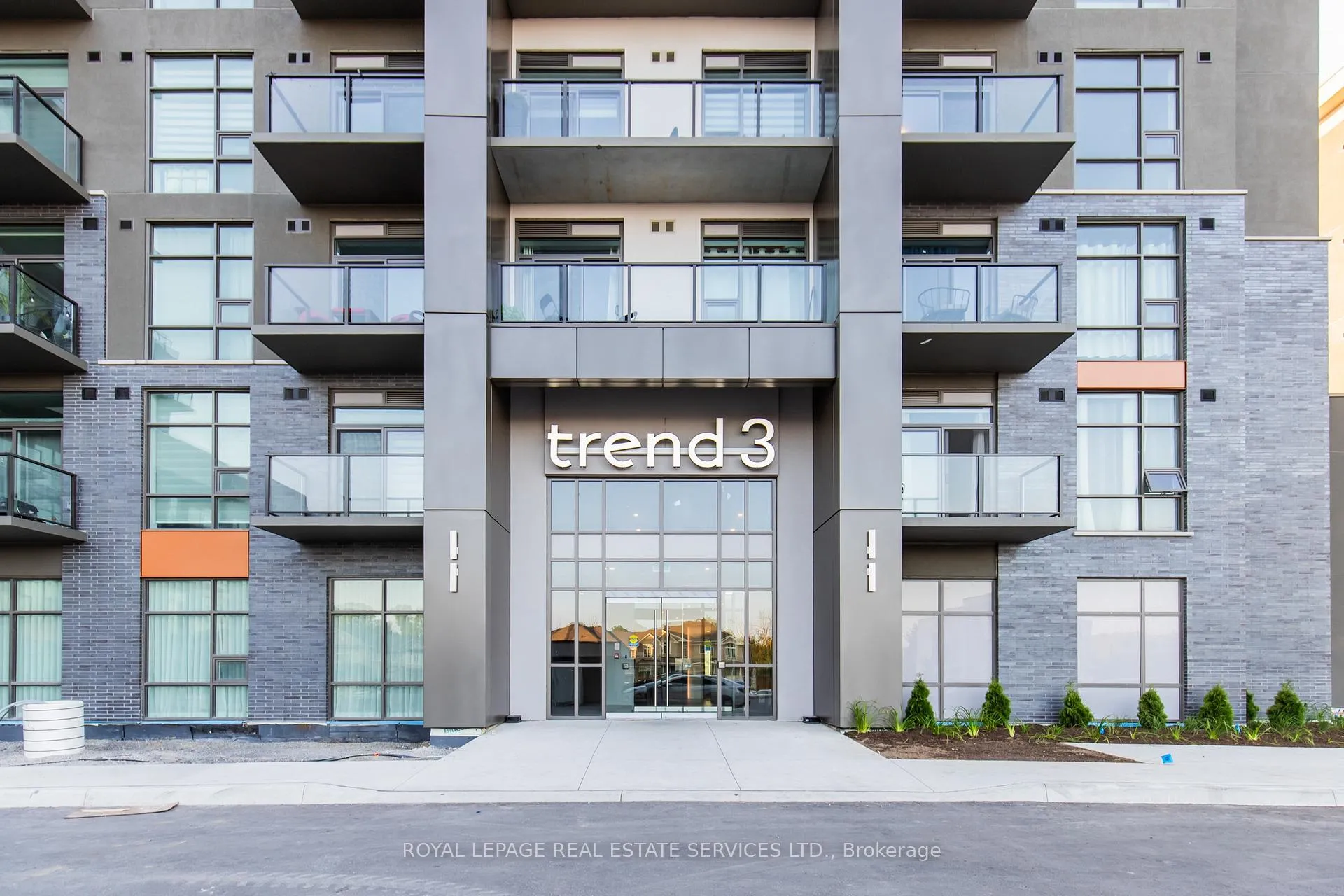 Front of Unit 1211, 470 Dundas Street E